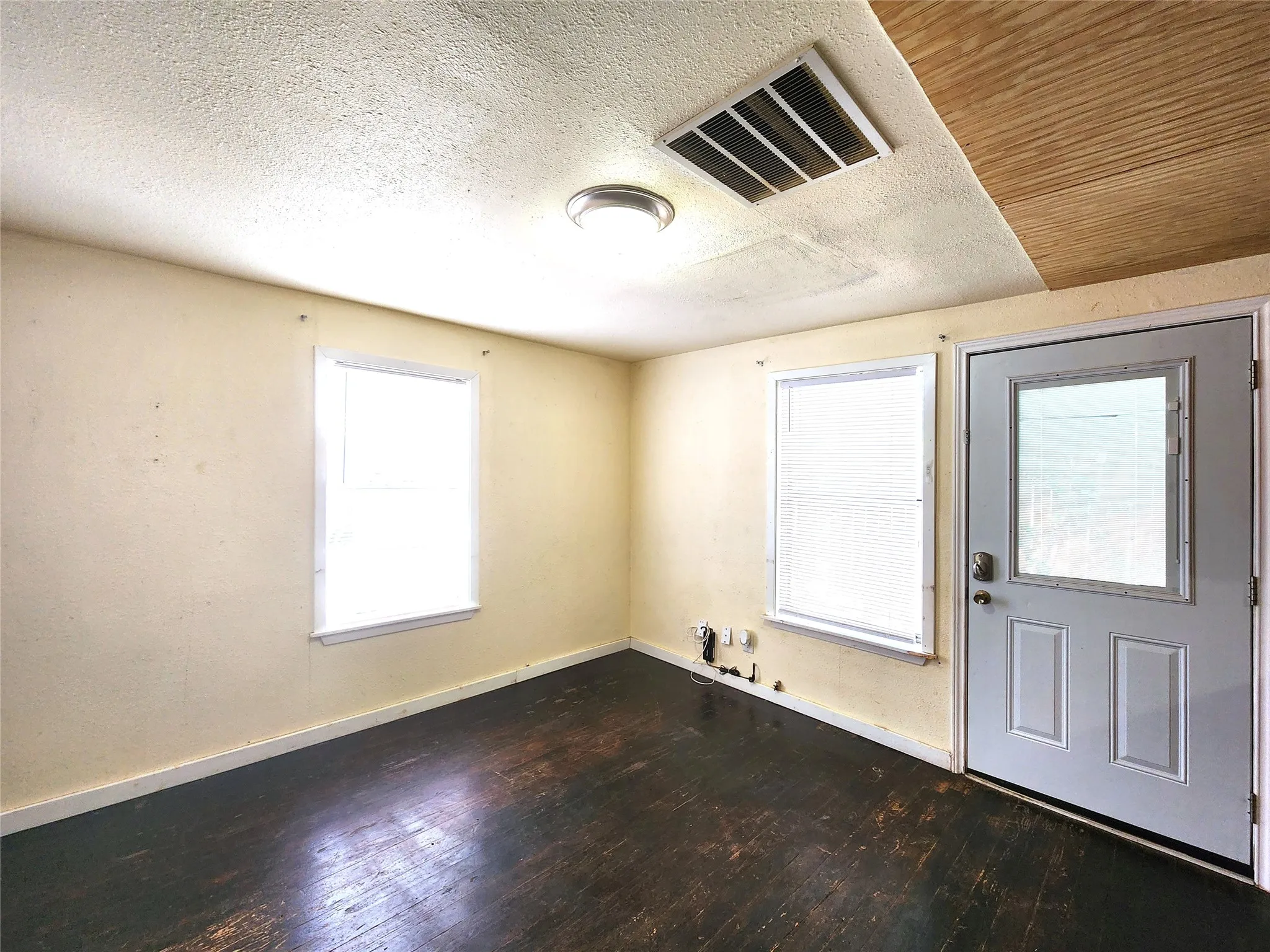 Single Family Residence For Rent in Denton County , 620 Uland Street, Denton, Texas 76209, 2 Bedroom, 1 Bathroom, Garage spaces, 684 Sqft, built in 1955, Preowned, mls#21257755, Real Estate Agent in Denton, Homes For Rent in Denton county, Homes For Rent in Denton, Realtor in Denton Texas, Real Estate Brokerage Independent Realty Texas, Luminita Cordes Realtor
