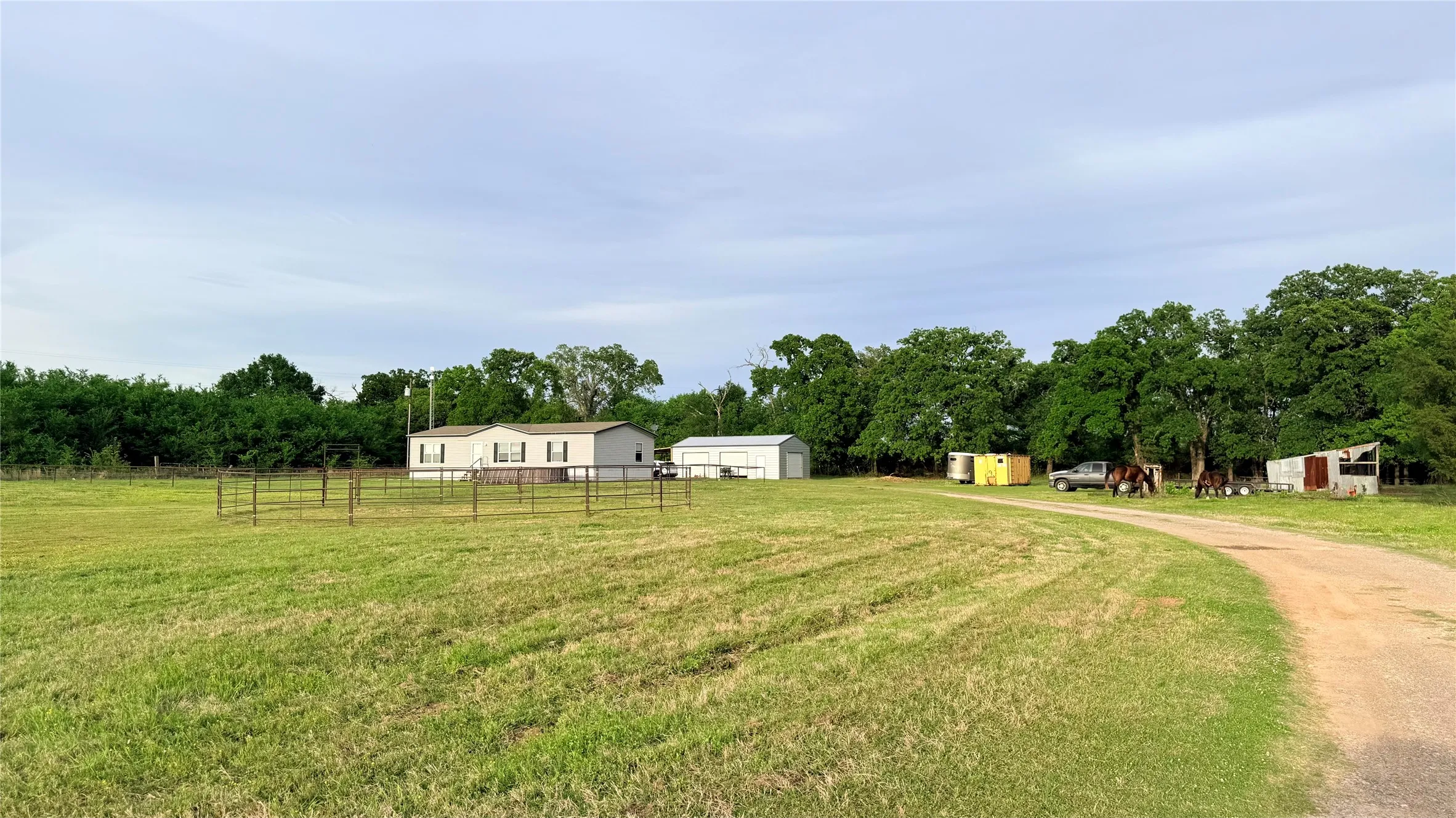 Mobile Home For Sale in Henderson County , 198 Railroad Drive, Mabank, Texas 75156, 3 Bedroom, 2 Bathroom, 3 Garage spaces, 1,494 Sqft, built in 2020, mls#21257772, Real Estate Agent in Mabank, Homes For Sale in Henderson county, Homes For Sale in Mabank, Realtor in Mabank Texas, Real Estate Brokerage Independent Realty Texas, Luminita Cordes Realtor