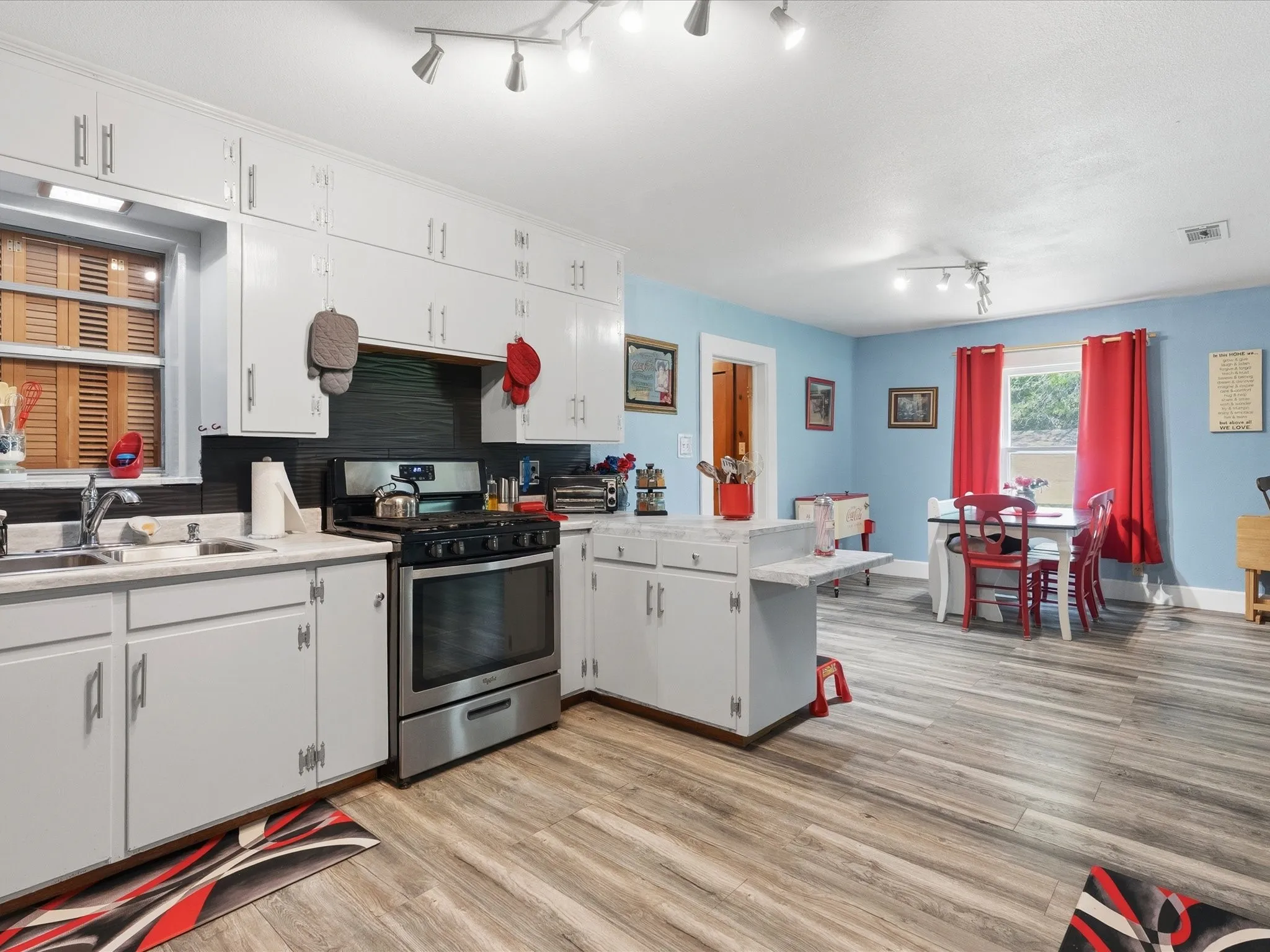 Single Family Residence For Sale in Collin County , 312 S Business Highway 78, Blue Ridge, Texas 75424, 3 Bedroom, 2 Bathroom, Garage spaces, 2,148 Sqft, built in 1955, mls#21253108, Real Estate Agent in Blue Ridge, Homes For Sale in Collin county, Homes For Sale in Blue Ridge, Realtor in Blue Ridge Texas, Real Estate Brokerage Independent Realty Texas, Luminita Cordes Realtor