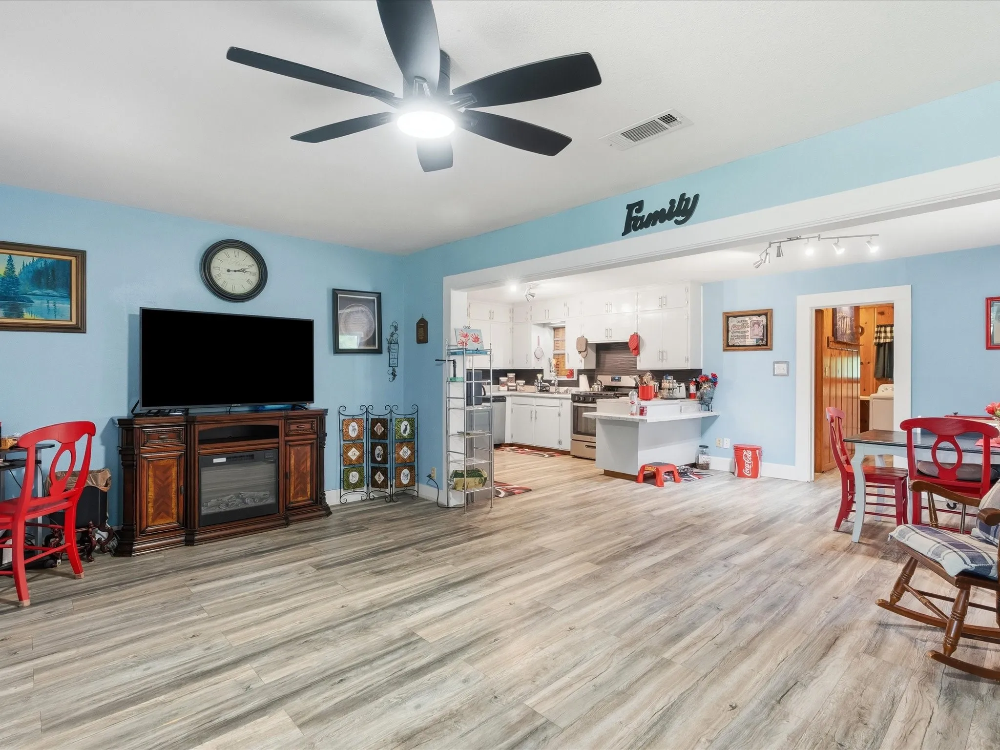 Single Family Residence For Sale in Collin County , 312 S Business Highway 78, Blue Ridge, Texas 75424, 3 Bedroom, 2 Bathroom, Garage spaces, 2,148 Sqft, built in 1955, mls#21253108, Real Estate Agent in Blue Ridge, Homes For Sale in Collin county, Homes For Sale in Blue Ridge, Realtor in Blue Ridge Texas, Real Estate Brokerage Independent Realty Texas, Luminita Cordes Realtor