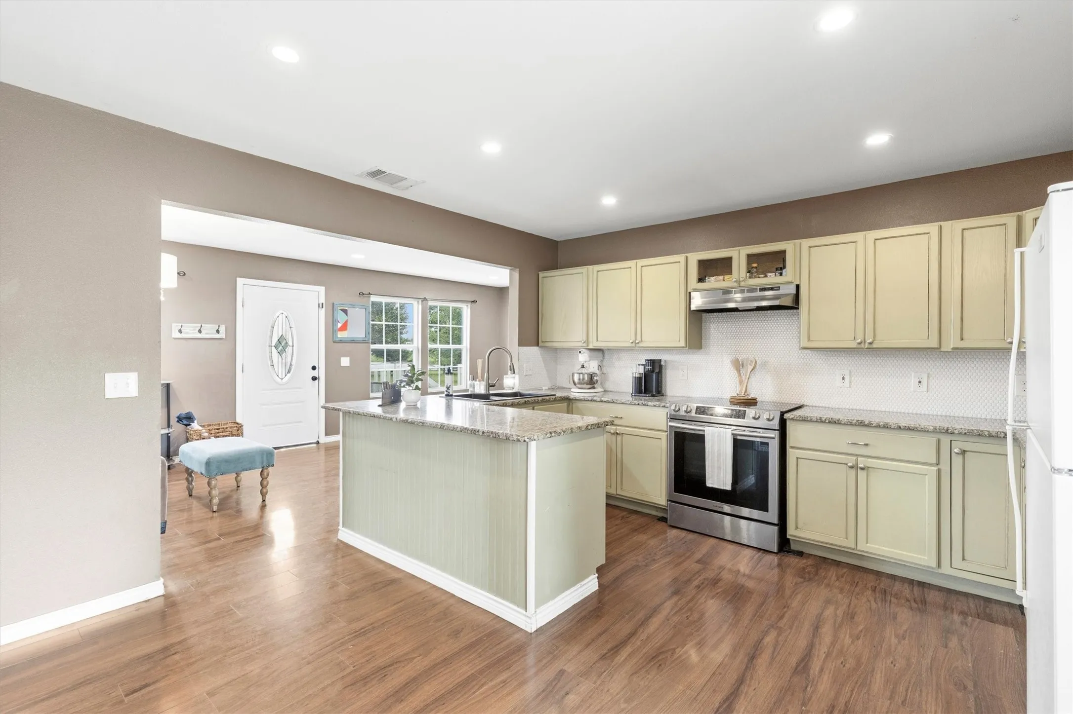 Single Family Residence For Sale in Collin County , 5732 Emilia Way, Leonard, Texas 75452, 3 Bedroom, 2 Bathroom, Garage spaces, 1,290 Sqft, built in 2018, mls#21257766, Real Estate Agent in Leonard, Homes For Sale in Collin county, Homes For Sale in Leonard, Realtor in Leonard Texas, Real Estate Brokerage Independent Realty Texas, Luminita Cordes Realtor