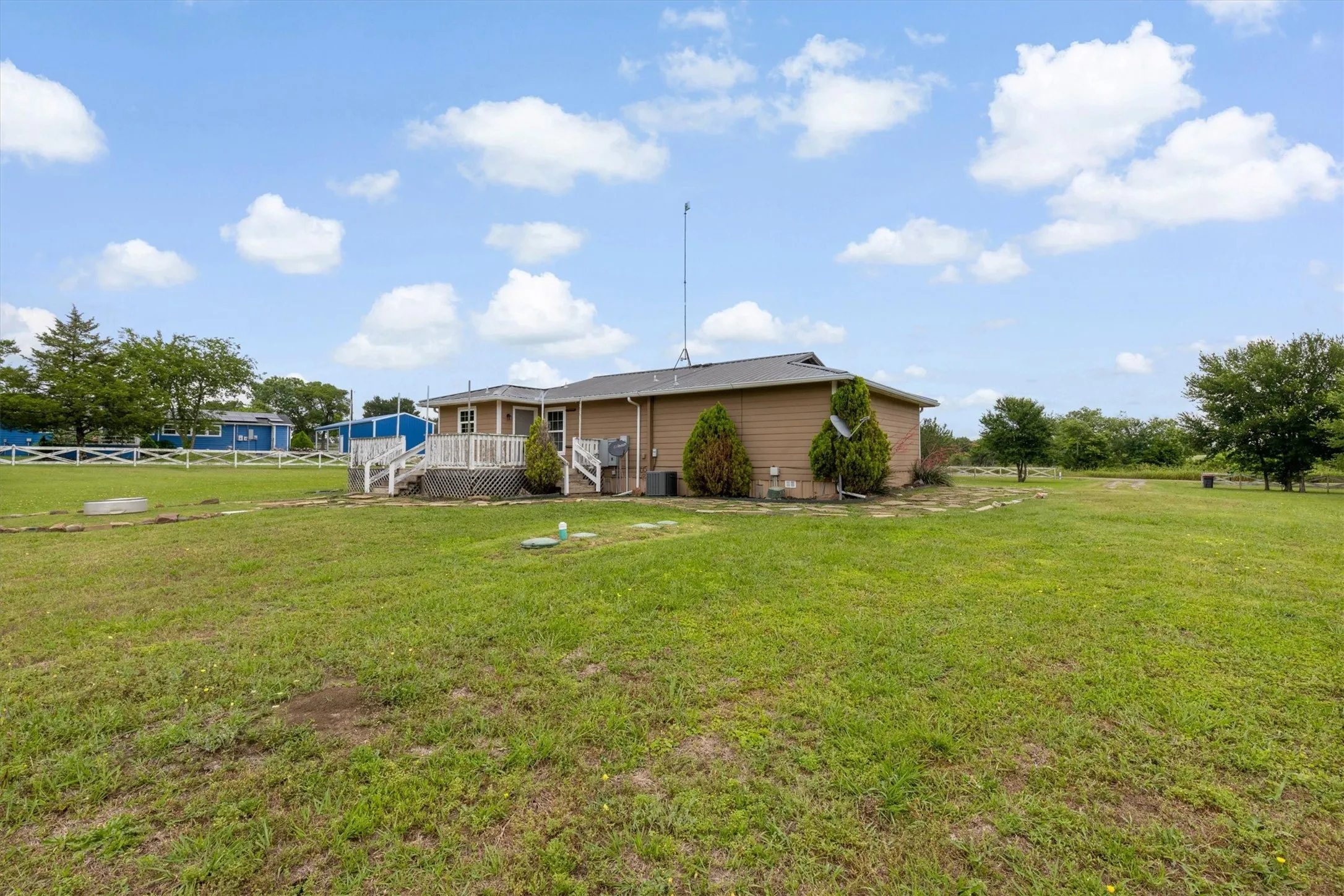 Single Family Residence For Sale in Collin County , 5732 Emilia Way, Leonard, Texas 75452, 3 Bedroom, 2 Bathroom, Garage spaces, 1,290 Sqft, built in 2018, mls#21257766, Real Estate Agent in Leonard, Homes For Sale in Collin county, Homes For Sale in Leonard, Realtor in Leonard Texas, Real Estate Brokerage Independent Realty Texas, Luminita Cordes Realtor