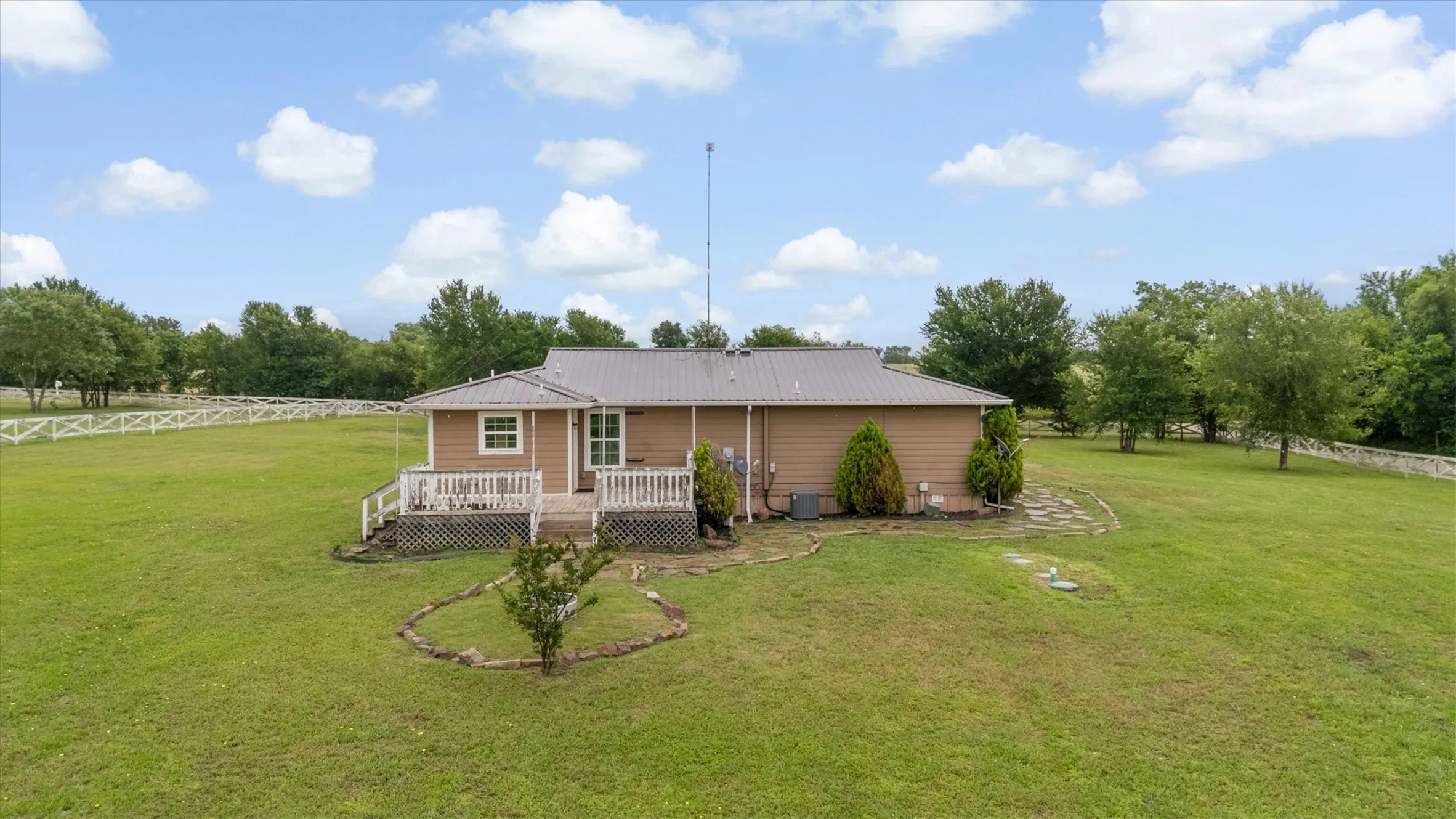 Single Family Residence For Sale in Collin County , 5732 Emilia Way, Leonard, Texas 75452, 3 Bedroom, 2 Bathroom, Garage spaces, 1,290 Sqft, built in 2018, mls#21257766, Real Estate Agent in Leonard, Homes For Sale in Collin county, Homes For Sale in Leonard, Realtor in Leonard Texas, Real Estate Brokerage Independent Realty Texas, Luminita Cordes Realtor