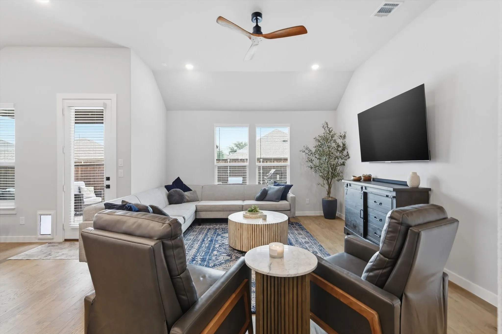 Single Family Residence For Sale in Collin County , 405 Hummingbird Drive, Celina, Texas 75009, 4 Bedroom, 3 Bathroom, 2 Garage spaces, 2,061 Sqft, built in 2022, Preowned, mls#21257468, Real Estate Agent in Celina, Homes For Sale in Collin county, Homes For Sale in Celina, Realtor in Celina Texas, Real Estate Brokerage Independent Realty Texas, Luminita Cordes Realtor