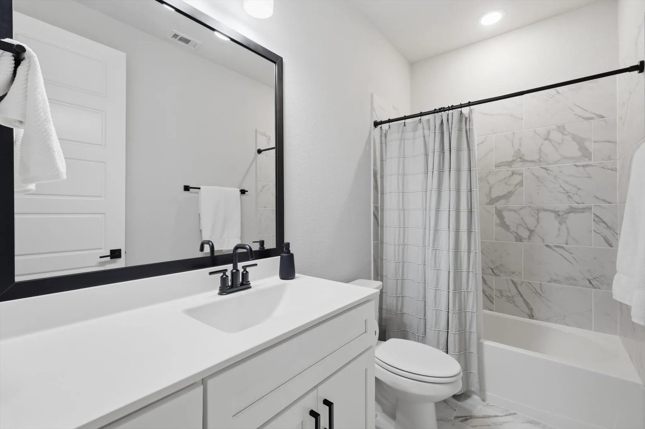 Single Family Residence For Sale in Collin County , 405 Hummingbird Drive, Celina, Texas 75009, 4 Bedroom, 3 Bathroom, 2 Garage spaces, 2,061 Sqft, built in 2022, Preowned, mls#21257468, Real Estate Agent in Celina, Homes For Sale in Collin county, Homes For Sale in Celina, Realtor in Celina Texas, Real Estate Brokerage Independent Realty Texas, Luminita Cordes Realtor