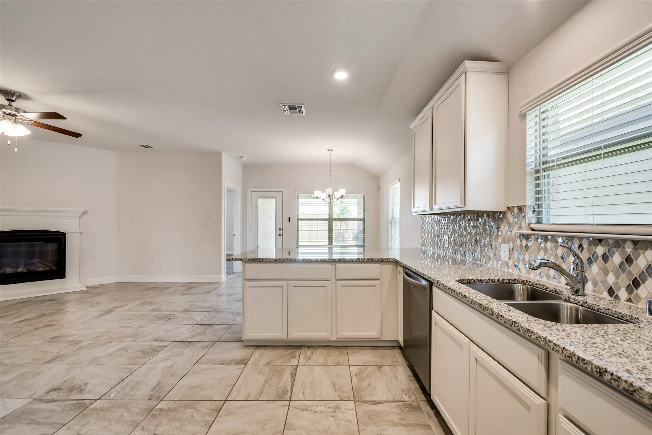 Single Family Residence For Sale in Collin County , 1211 Freestone Drive, Melissa, Texas 75454, 3 Bedrooms, 2 Bathrooms, 2 Garage spaces, 1,628 Sqft, built in 2019, Preowned, Price $330,000, mls#21257789, Real Estate Agent in Melissa, Homes For Sale in Collin county, Homes For Sale in Melissa, Realtor in Melissa Texas, Real Estate Brokerage Independent Realty Texas, Luminita Cordes Realtor