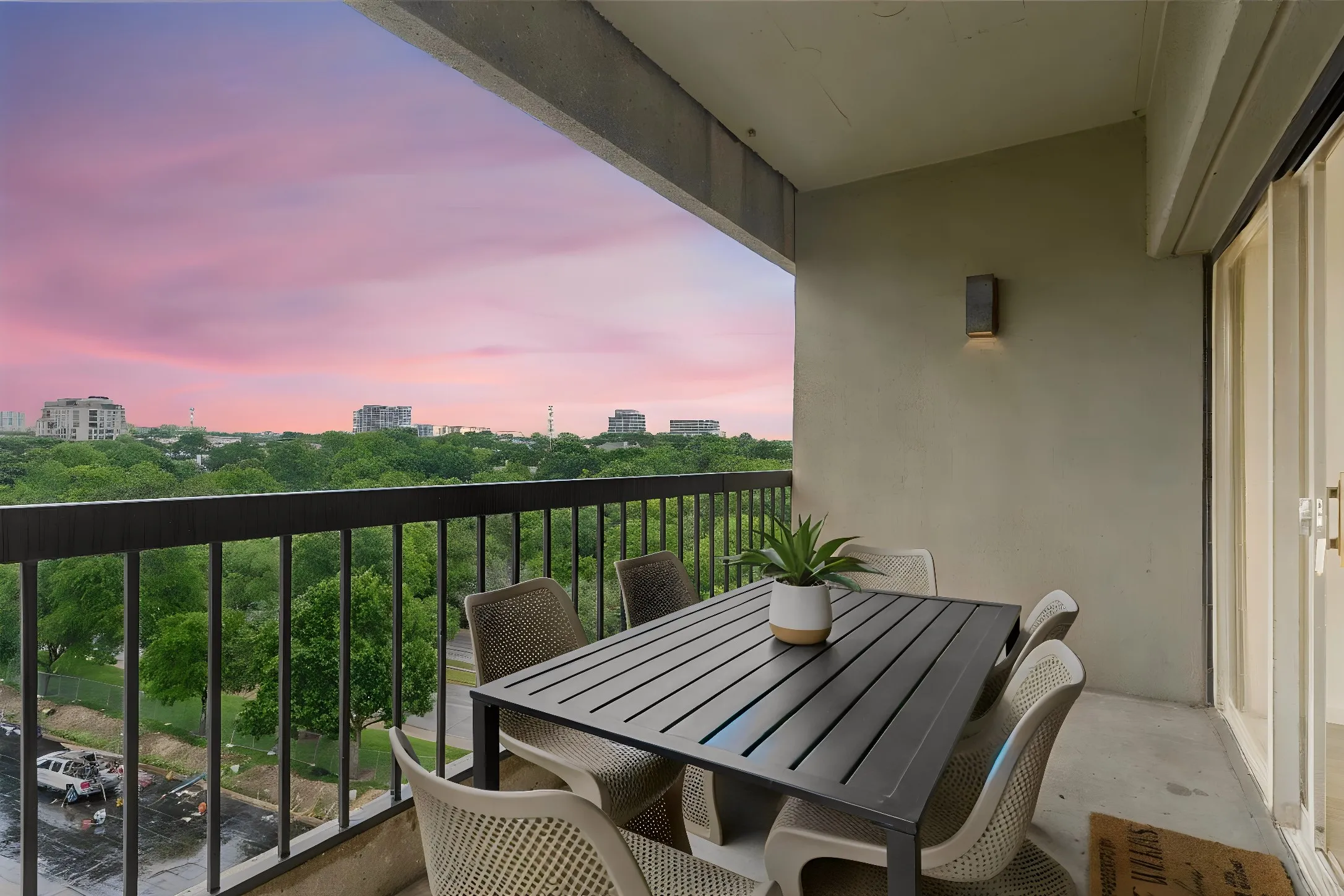 Condominium For Sale in Dallas County , 3831 Turtle Creek Boulevard 7E, Dallas, Texas 75219, 3 Bedroom, 2 Bathroom, 2 Garage spaces, 2,077 Sqft, built in 1981, Preowned, Price $900,000, mls#21255557, Real Estate Agent in Dallas, Homes For Sale in Dallas county, Homes For Sale in Dallas, Realtor in Dallas Texas, Real Estate Brokerage Independent Realty Texas, Luminita Cordes Realtor