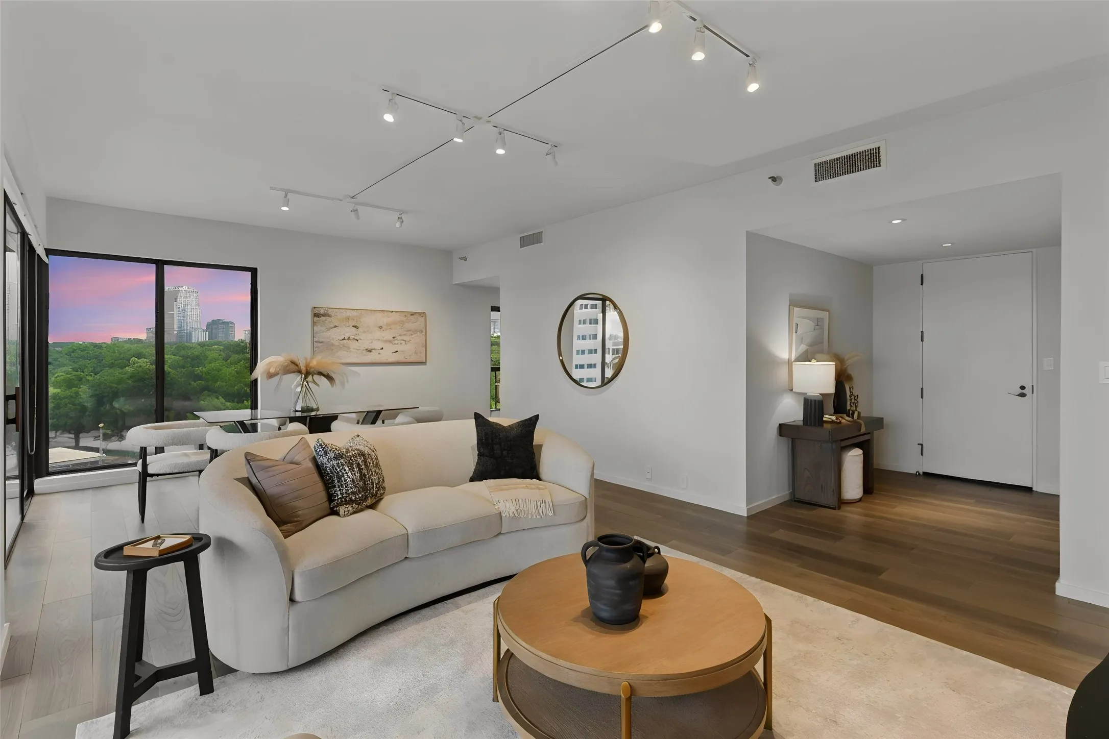 Condominium For Sale in Dallas County , 3831 Turtle Creek Boulevard 7E, Dallas, Texas 75219, 3 Bedroom, 2 Bathroom, 2 Garage spaces, 2,077 Sqft, built in 1981, Preowned, Price $900,000, mls#21255557, Real Estate Agent in Dallas, Homes For Sale in Dallas county, Homes For Sale in Dallas, Realtor in Dallas Texas, Real Estate Brokerage Independent Realty Texas, Luminita Cordes Realtor