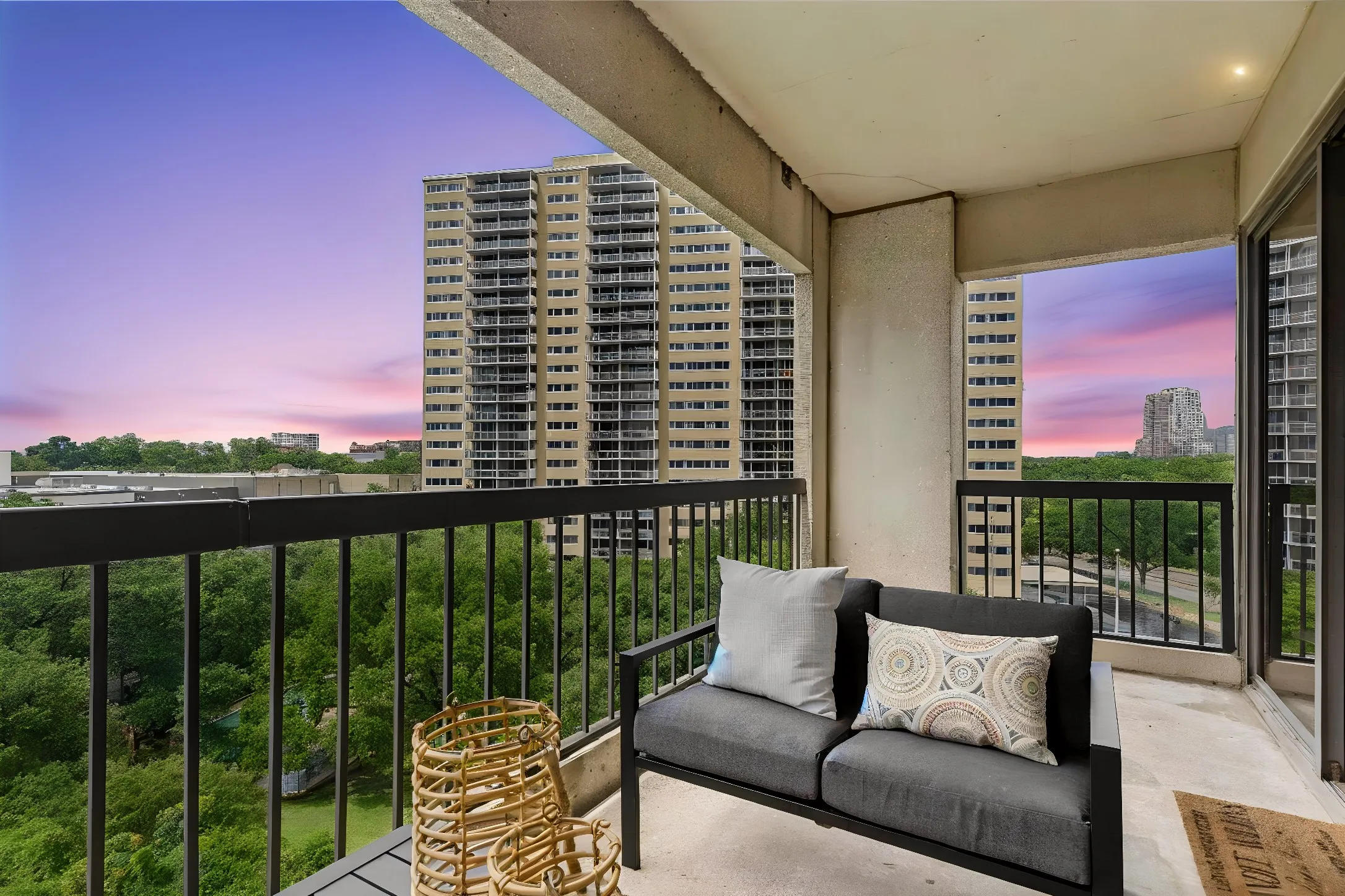 Condominium For Sale in Dallas County , 3831 Turtle Creek Boulevard 7E, Dallas, Texas 75219, 3 Bedroom, 2 Bathroom, 2 Garage spaces, 2,077 Sqft, built in 1981, Preowned, Price $900,000, mls#21255557, Real Estate Agent in Dallas, Homes For Sale in Dallas county, Homes For Sale in Dallas, Realtor in Dallas Texas, Real Estate Brokerage Independent Realty Texas, Luminita Cordes Realtor