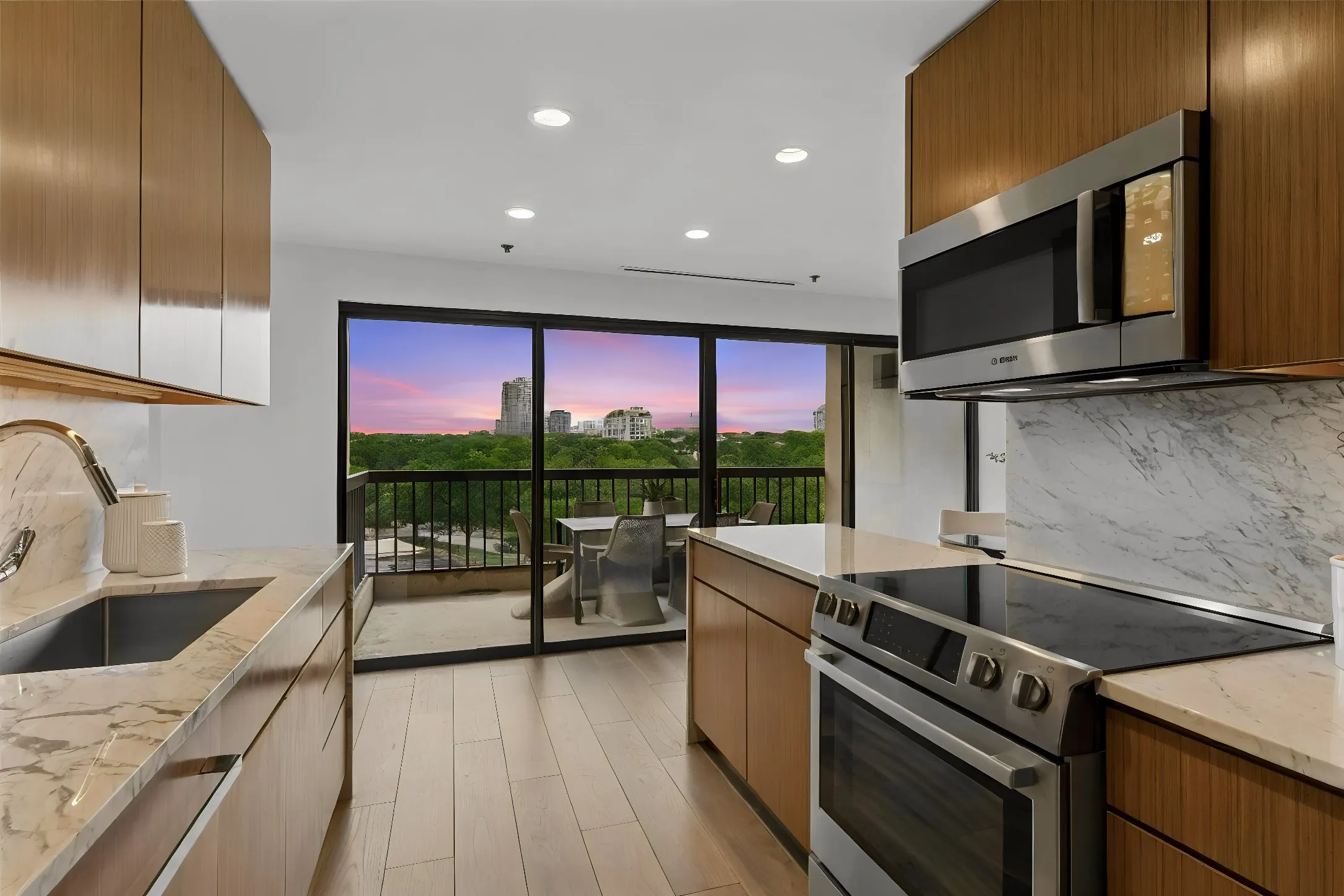 Condominium For Sale in Dallas County , 3831 Turtle Creek Boulevard 7E, Dallas, Texas 75219, 3 Bedroom, 2 Bathroom, 2 Garage spaces, 2,077 Sqft, built in 1981, Preowned, Price $900,000, mls#21255557, Real Estate Agent in Dallas, Homes For Sale in Dallas county, Homes For Sale in Dallas, Realtor in Dallas Texas, Real Estate Brokerage Independent Realty Texas, Luminita Cordes Realtor