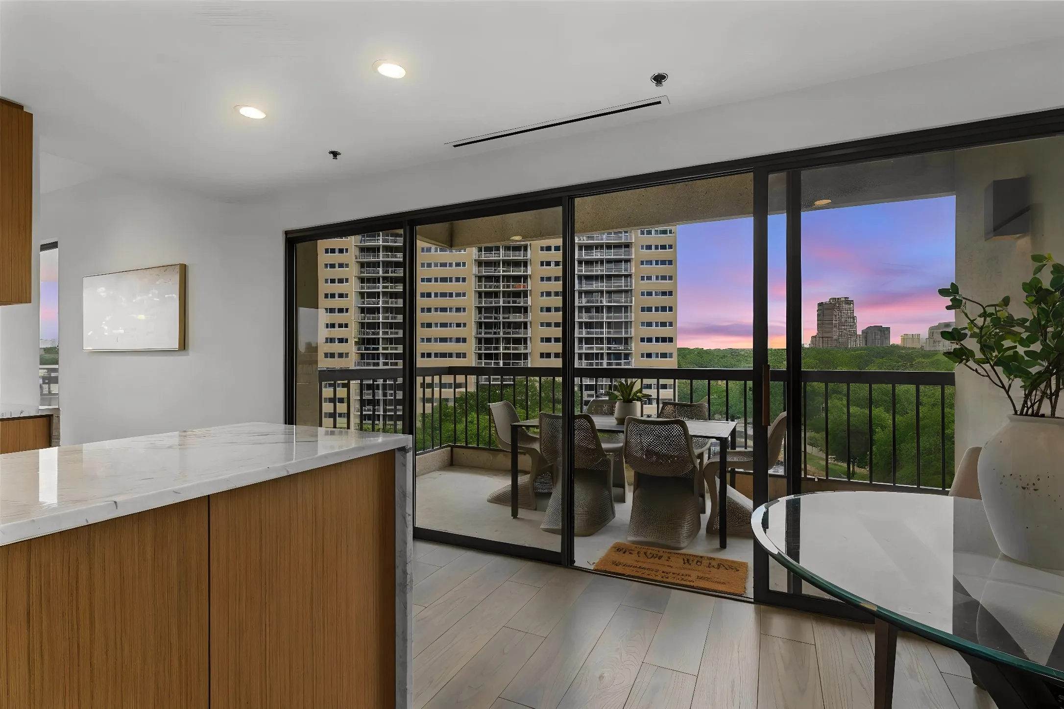 Condominium For Sale in Dallas County , 3831 Turtle Creek Boulevard 7E, Dallas, Texas 75219, 3 Bedroom, 2 Bathroom, 2 Garage spaces, 2,077 Sqft, built in 1981, Preowned, Price $900,000, mls#21255557, Real Estate Agent in Dallas, Homes For Sale in Dallas county, Homes For Sale in Dallas, Realtor in Dallas Texas, Real Estate Brokerage Independent Realty Texas, Luminita Cordes Realtor