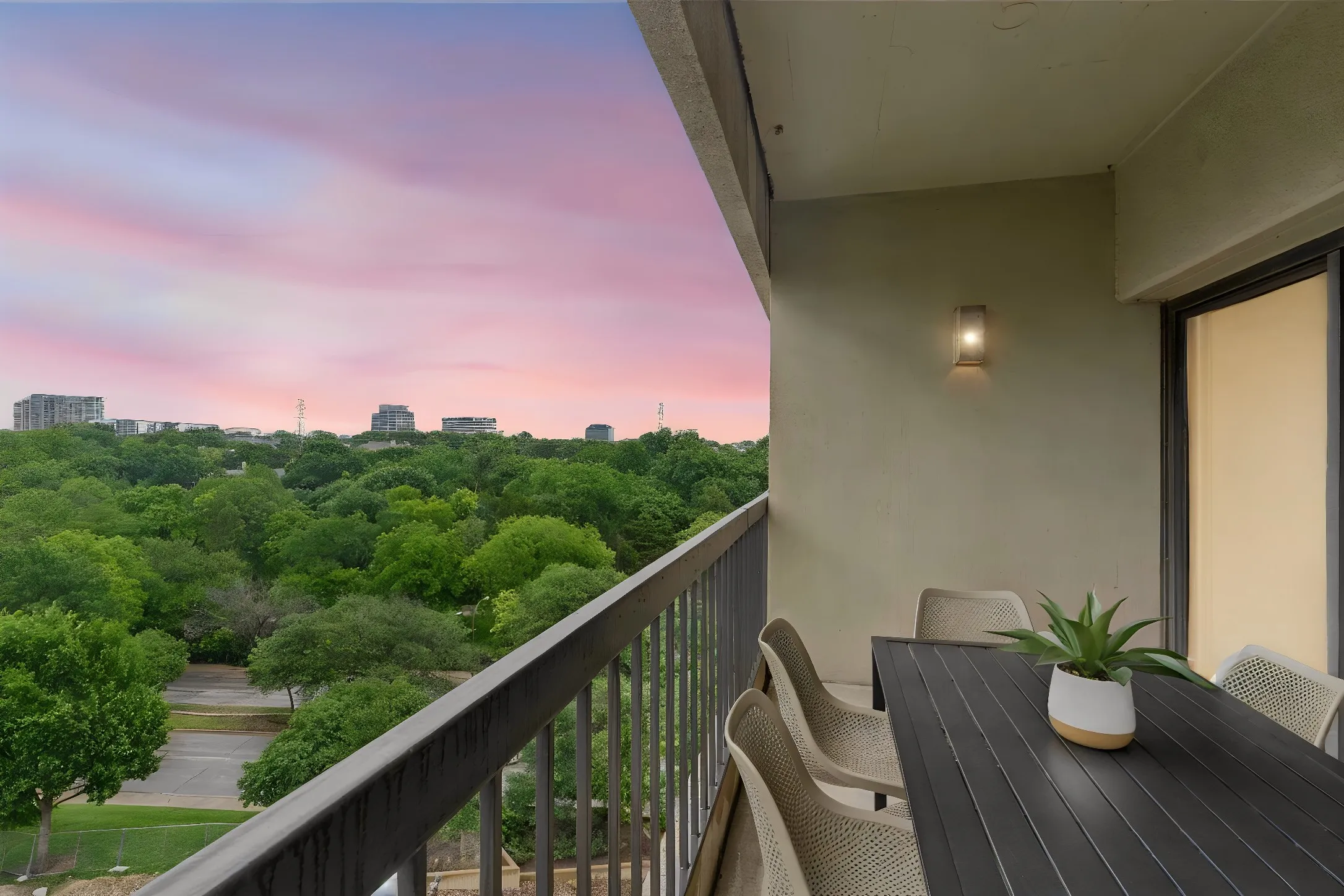 Condominium For Sale in Dallas County , 3831 Turtle Creek Boulevard 7E, Dallas, Texas 75219, 3 Bedroom, 2 Bathroom, 2 Garage spaces, 2,077 Sqft, built in 1981, Preowned, Price $900,000, mls#21255557, Real Estate Agent in Dallas, Homes For Sale in Dallas county, Homes For Sale in Dallas, Realtor in Dallas Texas, Real Estate Brokerage Independent Realty Texas, Luminita Cordes Realtor