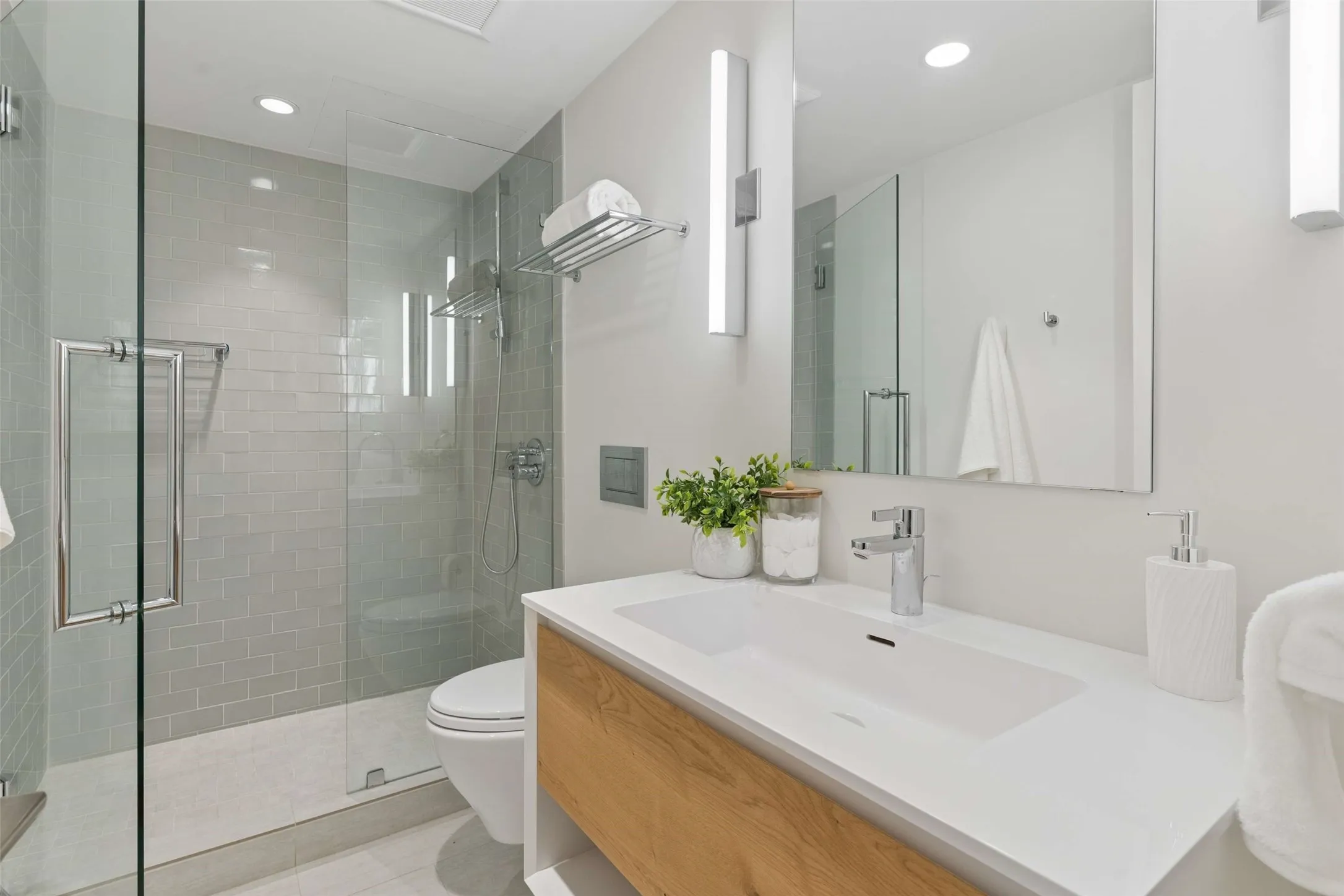 Condominium For Sale in Dallas County , 3831 Turtle Creek Boulevard 7E, Dallas, Texas 75219, 3 Bedroom, 2 Bathroom, 2 Garage spaces, 2,077 Sqft, built in 1981, Preowned, Price $900,000, mls#21255557, Real Estate Agent in Dallas, Homes For Sale in Dallas county, Homes For Sale in Dallas, Realtor in Dallas Texas, Real Estate Brokerage Independent Realty Texas, Luminita Cordes Realtor