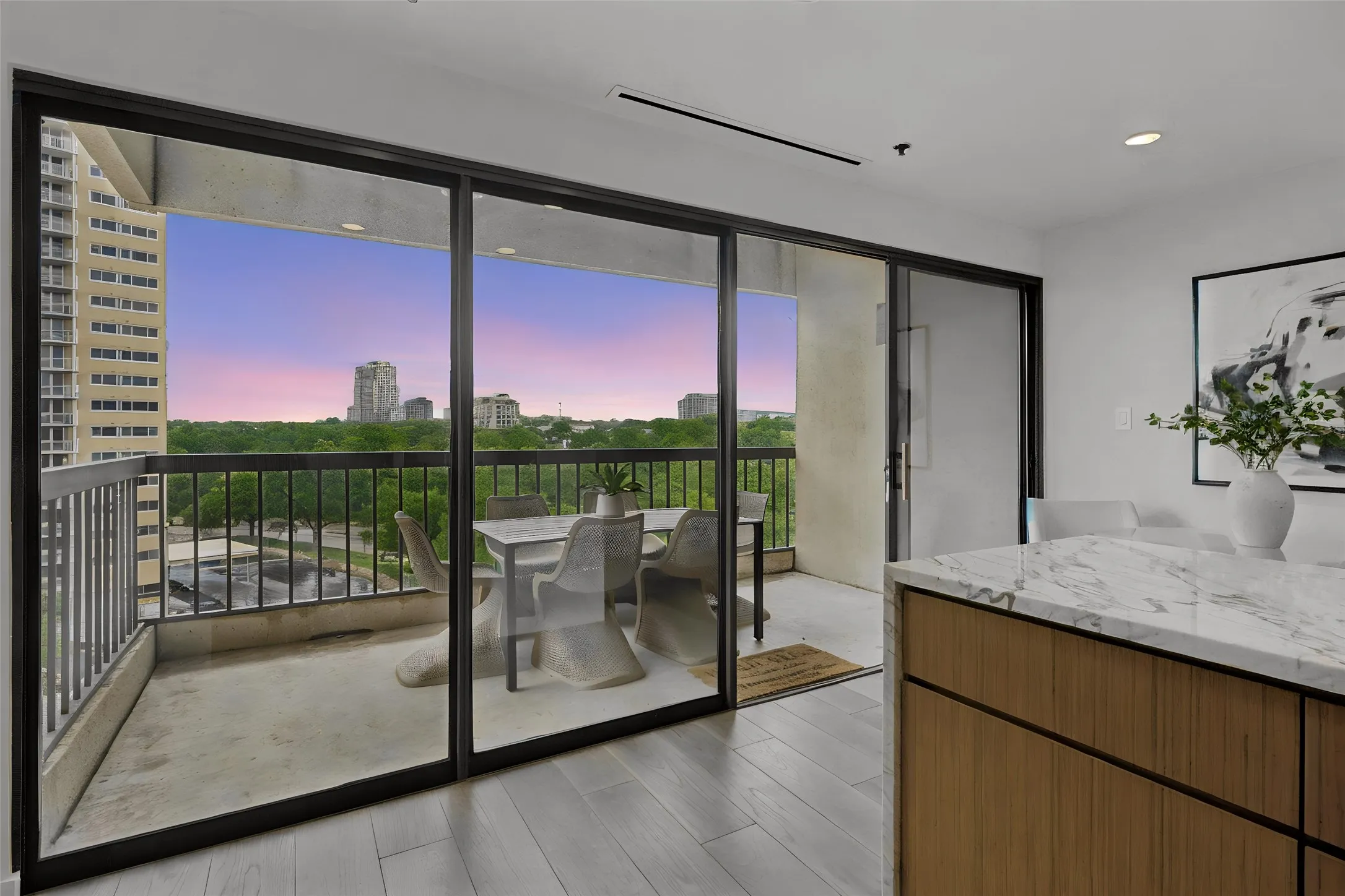 Condominium For Sale in Dallas County , 3831 Turtle Creek Boulevard 7E, Dallas, Texas 75219, 3 Bedroom, 2 Bathroom, 2 Garage spaces, 2,077 Sqft, built in 1981, Preowned, Price $900,000, mls#21255557, Real Estate Agent in Dallas, Homes For Sale in Dallas county, Homes For Sale in Dallas, Realtor in Dallas Texas, Real Estate Brokerage Independent Realty Texas, Luminita Cordes Realtor