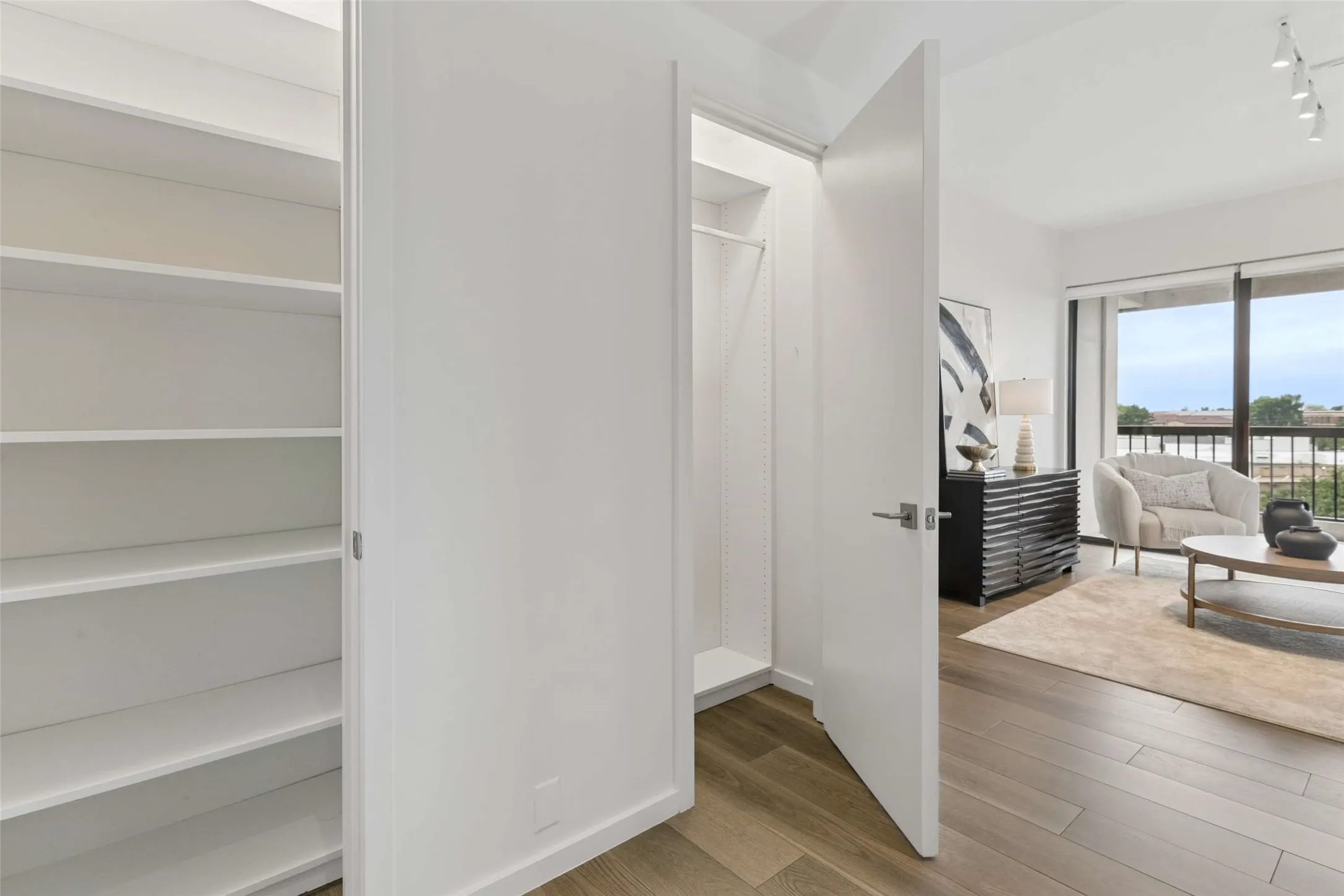 Condominium For Sale in Dallas County , 3831 Turtle Creek Boulevard 7E, Dallas, Texas 75219, 3 Bedroom, 2 Bathroom, 2 Garage spaces, 2,077 Sqft, built in 1981, Preowned, Price $900,000, mls#21255557, Real Estate Agent in Dallas, Homes For Sale in Dallas county, Homes For Sale in Dallas, Realtor in Dallas Texas, Real Estate Brokerage Independent Realty Texas, Luminita Cordes Realtor