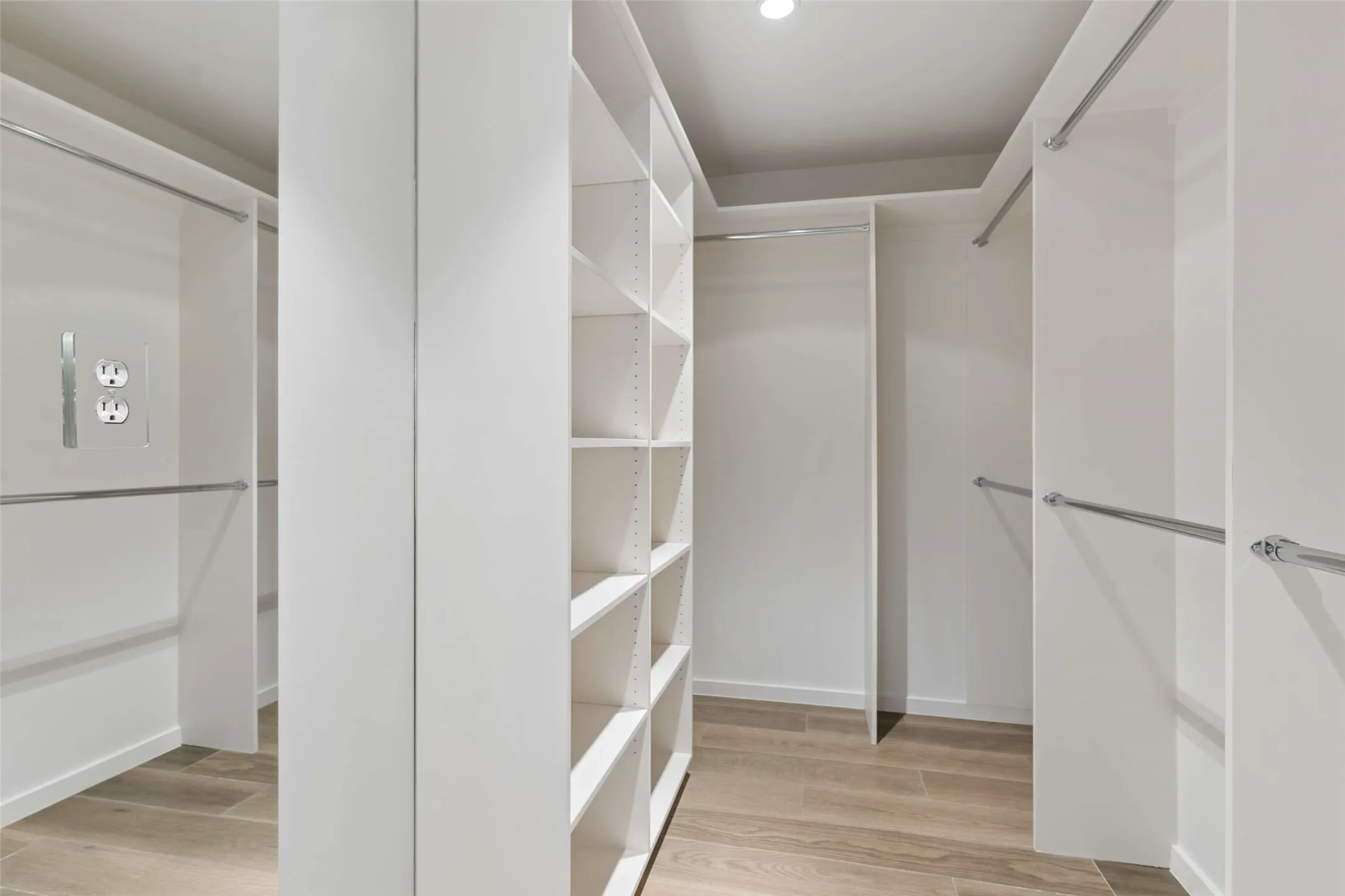 Condominium For Sale in Dallas County , 3831 Turtle Creek Boulevard 7E, Dallas, Texas 75219, 3 Bedroom, 2 Bathroom, 2 Garage spaces, 2,077 Sqft, built in 1981, Preowned, Price $900,000, mls#21255557, Real Estate Agent in Dallas, Homes For Sale in Dallas county, Homes For Sale in Dallas, Realtor in Dallas Texas, Real Estate Brokerage Independent Realty Texas, Luminita Cordes Realtor