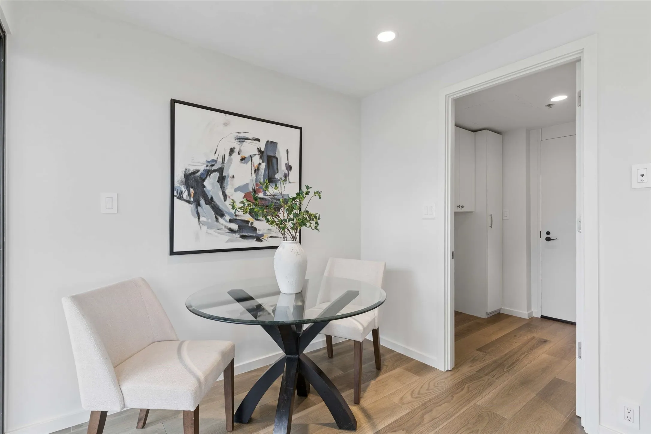 Condominium For Sale in Dallas County , 3831 Turtle Creek Boulevard 7E, Dallas, Texas 75219, 3 Bedroom, 2 Bathroom, 2 Garage spaces, 2,077 Sqft, built in 1981, Preowned, Price $900,000, mls#21255557, Real Estate Agent in Dallas, Homes For Sale in Dallas county, Homes For Sale in Dallas, Realtor in Dallas Texas, Real Estate Brokerage Independent Realty Texas, Luminita Cordes Realtor