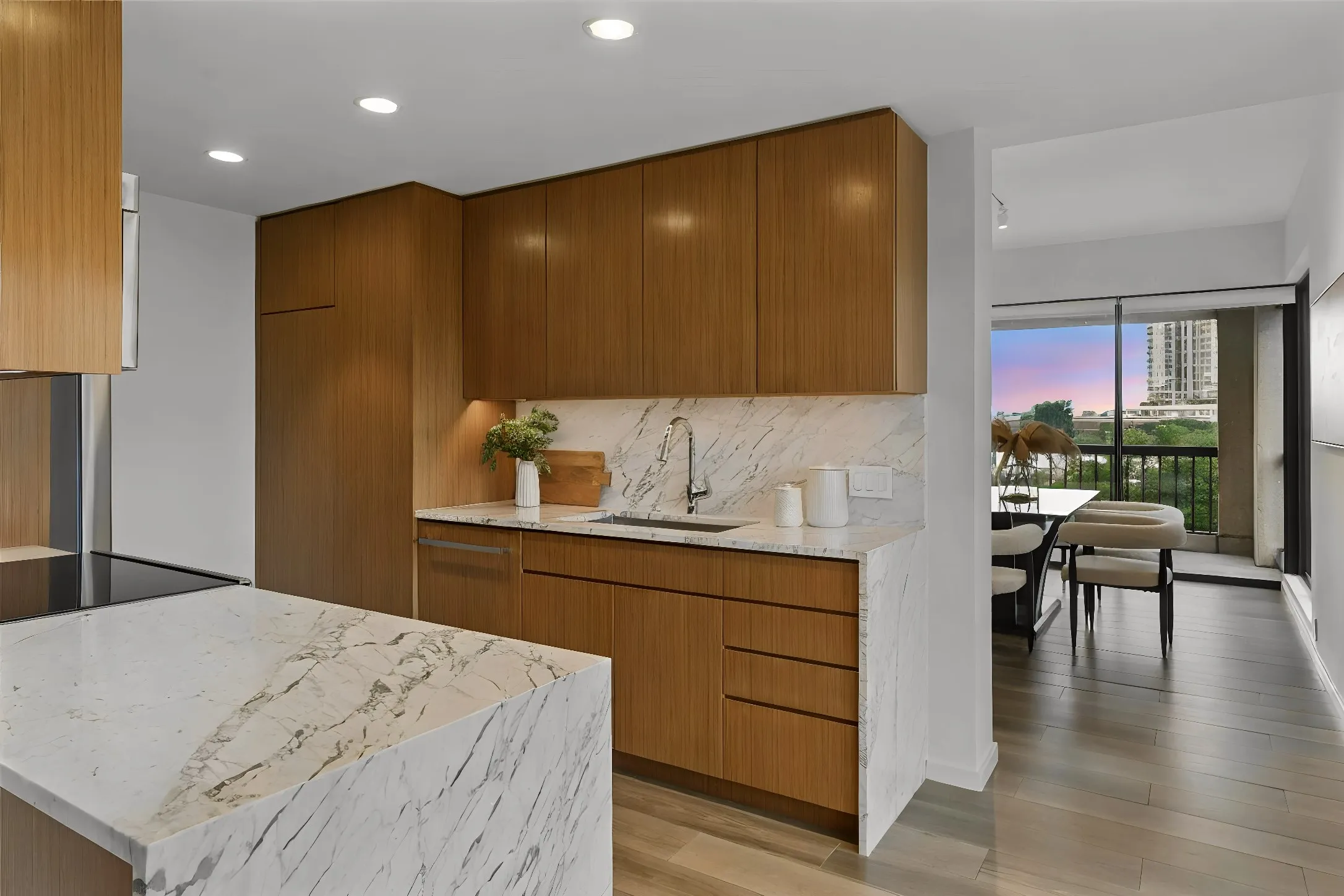 Condominium For Sale in Dallas County , 3831 Turtle Creek Boulevard 7E, Dallas, Texas 75219, 3 Bedroom, 2 Bathroom, 2 Garage spaces, 2,077 Sqft, built in 1981, Preowned, Price $900,000, mls#21255557, Real Estate Agent in Dallas, Homes For Sale in Dallas county, Homes For Sale in Dallas, Realtor in Dallas Texas, Real Estate Brokerage Independent Realty Texas, Luminita Cordes Realtor