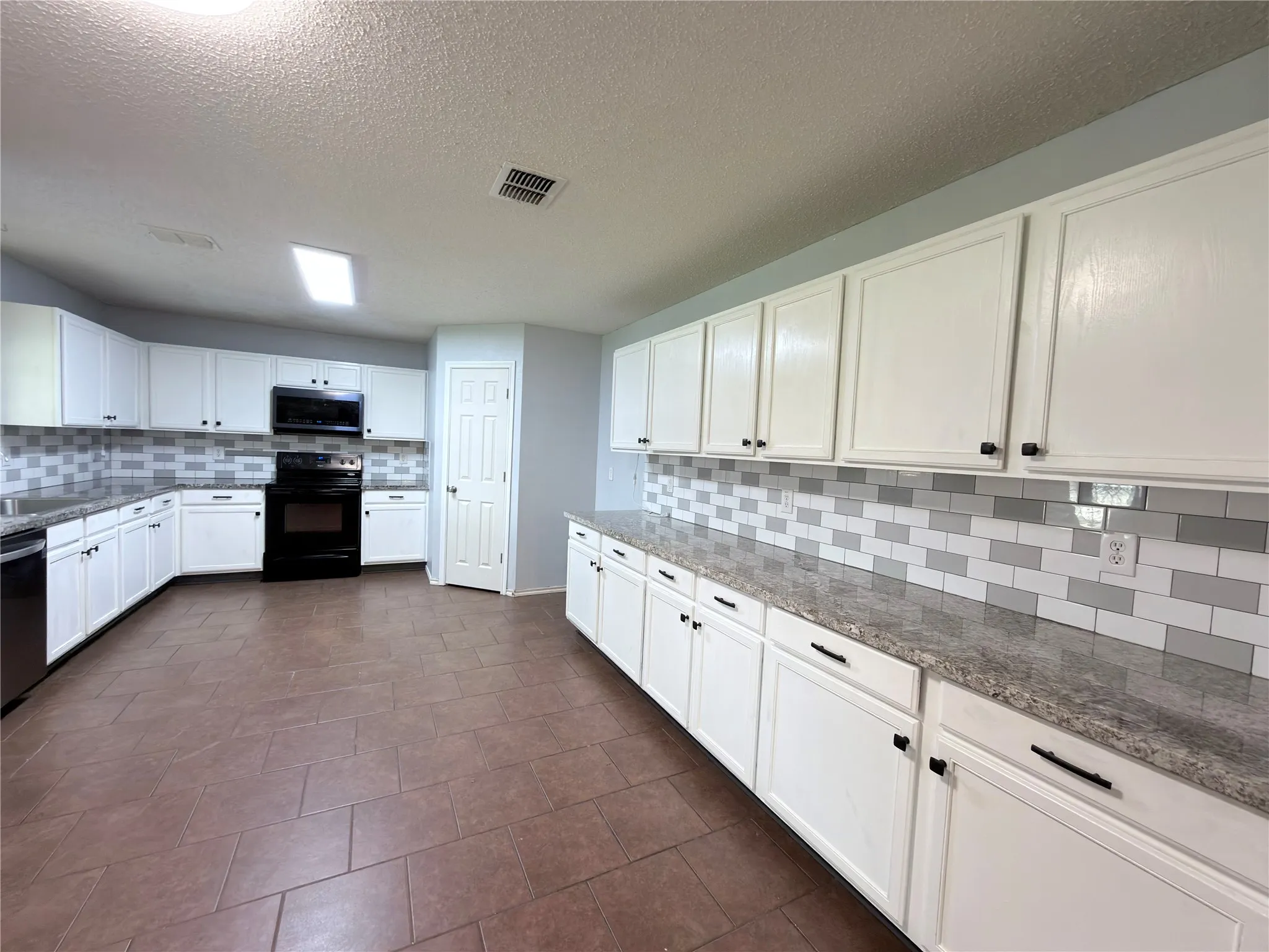 Single Family Residence For Sale in Dallas County , 2032 Cap Rock Lane, Grand Prairie, Texas 75052, 5 Bedroom, 3 Bathroom, 2 Garage spaces, 3,504 Sqft, built in 2005, mls#21257824, Real Estate Agent in Grand Prairie, Homes For Sale in Dallas county, Homes For Sale in Grand Prairie, Realtor in Grand Prairie Texas, Real Estate Brokerage Independent Realty Texas, Luminita Cordes Realtor