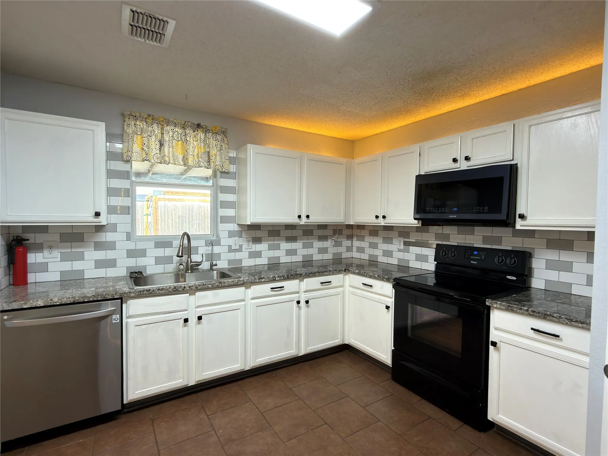 Single Family Residence For Sale in Dallas County , 2032 Cap Rock Lane, Grand Prairie, Texas 75052, 5 Bedroom, 3 Bathroom, 2 Garage spaces, 3,504 Sqft, built in 2005, mls#21257824, Real Estate Agent in Grand Prairie, Homes For Sale in Dallas county, Homes For Sale in Grand Prairie, Realtor in Grand Prairie Texas, Real Estate Brokerage Independent Realty Texas, Luminita Cordes Realtor