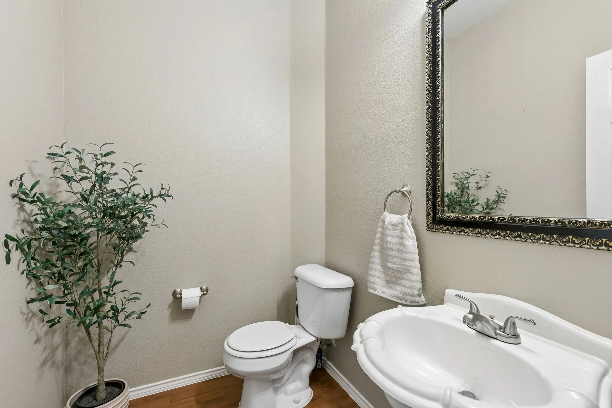 Pedestal sink with decorative basin and dual-handle faucet