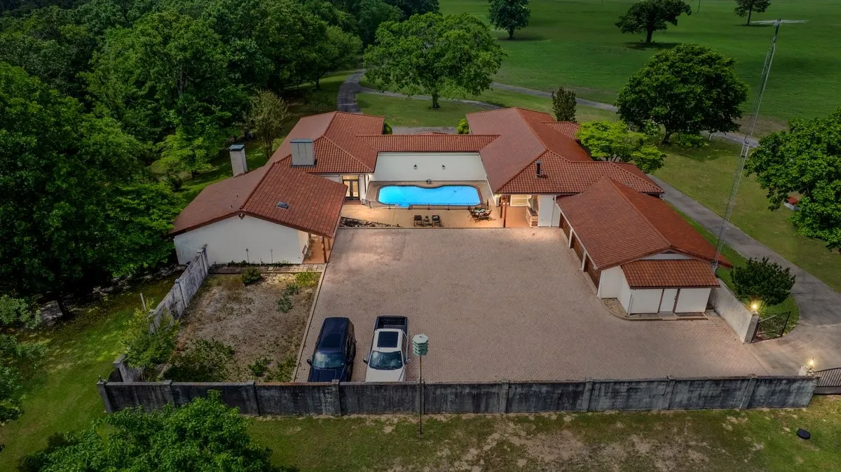 Single Family Residence For Sale in Wood County , 226 Fm 2869, Winnsboro, Texas 75494, 6 Bedroom, 7 Bathroom, 3 Garage spaces, 6,204 Sqft, built in 1990, Preowned, mls#21257096, Real Estate Agent in Winnsboro, Homes For Sale in Wood county, Homes For Sale in Winnsboro, Realtor in Winnsboro Texas, Real Estate Brokerage Independent Realty Texas, Luminita Cordes Realtor
