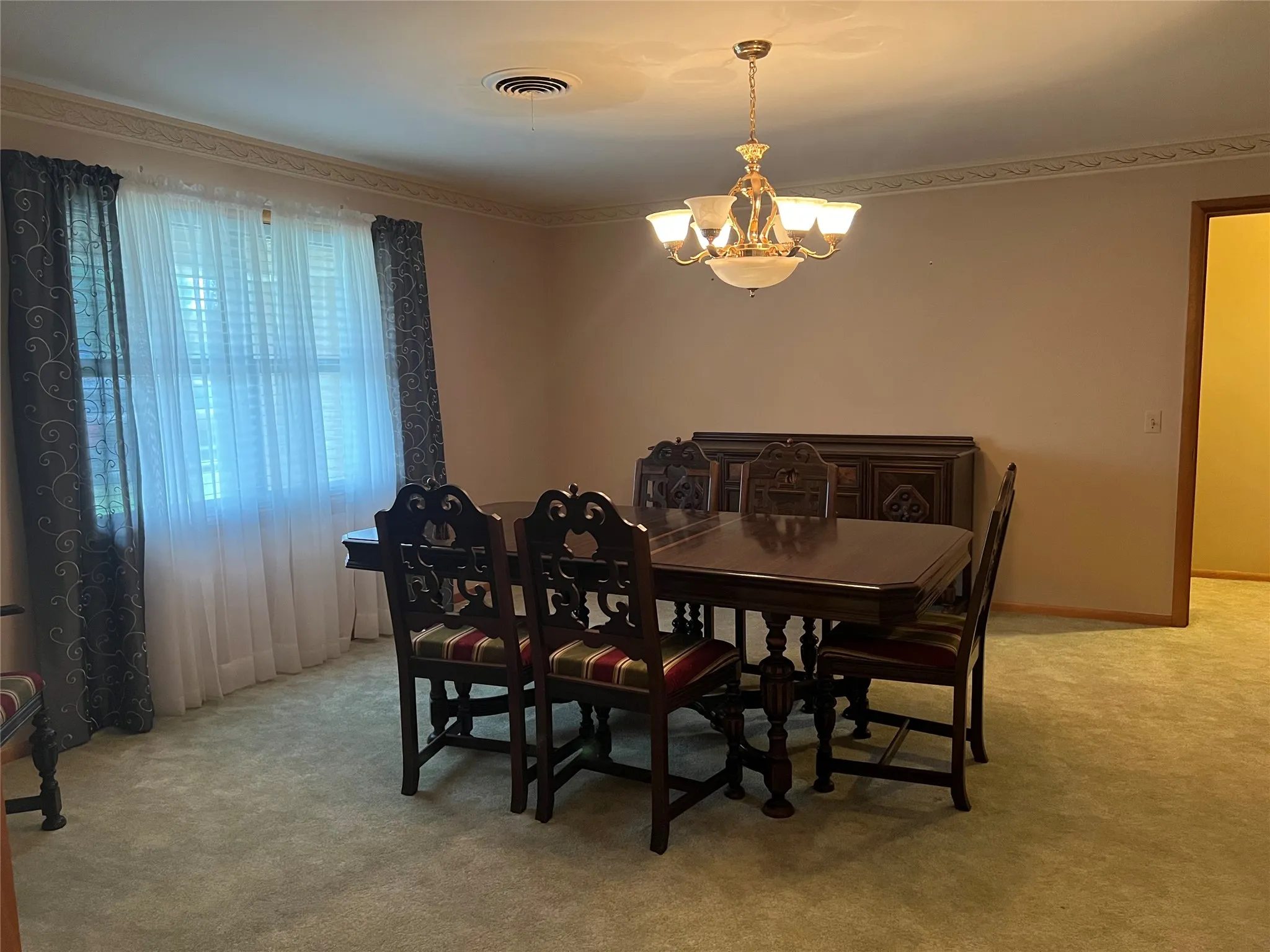 Single Family Residence For Sale in Clay County , 211 S Crockett, Henrietta, Texas 76365, 2 Bedroom, 2 Bathroom, 2 Garage spaces, 2,573 Sqft, built in 1959, Preowned, mls#21257846, Real Estate Agent in Henrietta, Homes For Sale in Clay county, Homes For Sale in Henrietta, Realtor in Henrietta Texas, Real Estate Brokerage Independent Realty Texas, Luminita Cordes Realtor
