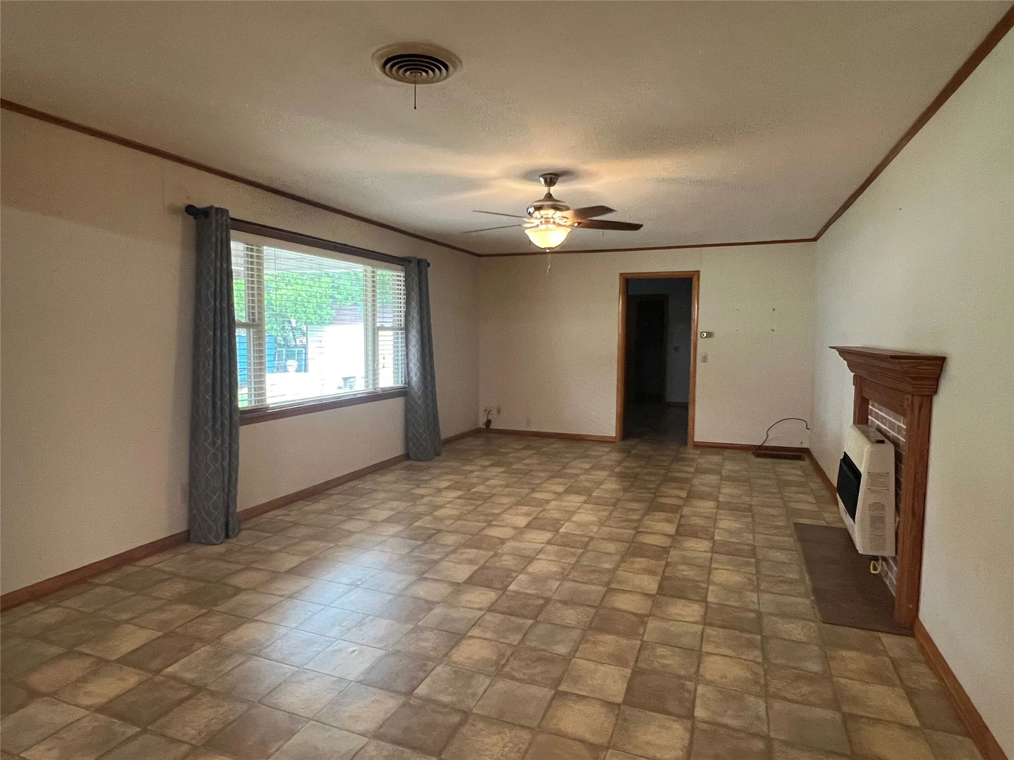 Single Family Residence For Sale in Clay County , 211 S Crockett, Henrietta, Texas 76365, 2 Bedroom, 2 Bathroom, 2 Garage spaces, 2,573 Sqft, built in 1959, Preowned, mls#21257846, Real Estate Agent in Henrietta, Homes For Sale in Clay county, Homes For Sale in Henrietta, Realtor in Henrietta Texas, Real Estate Brokerage Independent Realty Texas, Luminita Cordes Realtor