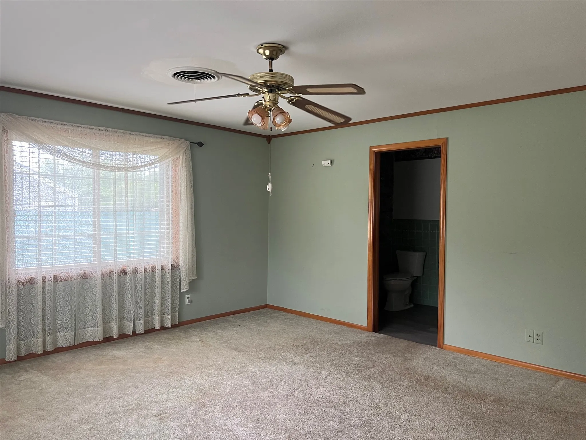 Single Family Residence For Sale in Clay County , 211 S Crockett, Henrietta, Texas 76365, 2 Bedroom, 2 Bathroom, 2 Garage spaces, 2,573 Sqft, built in 1959, Preowned, mls#21257846, Real Estate Agent in Henrietta, Homes For Sale in Clay county, Homes For Sale in Henrietta, Realtor in Henrietta Texas, Real Estate Brokerage Independent Realty Texas, Luminita Cordes Realtor