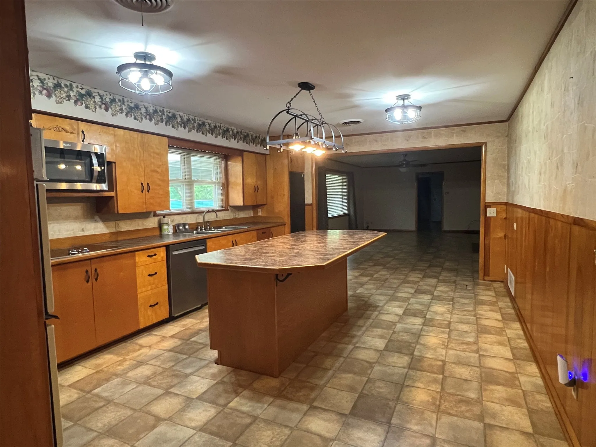 Single Family Residence For Sale in Clay County , 211 S Crockett, Henrietta, Texas 76365, 2 Bedroom, 2 Bathroom, 2 Garage spaces, 2,573 Sqft, built in 1959, Preowned, mls#21257846, Real Estate Agent in Henrietta, Homes For Sale in Clay county, Homes For Sale in Henrietta, Realtor in Henrietta Texas, Real Estate Brokerage Independent Realty Texas, Luminita Cordes Realtor