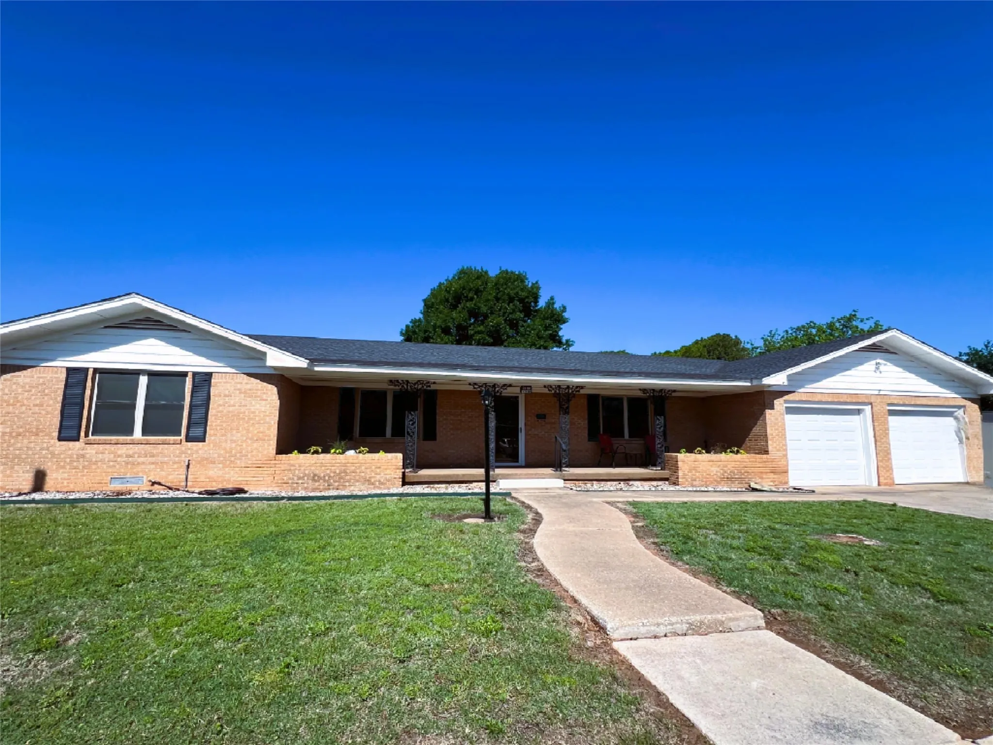 Single Family Residence For Sale in Clay County , 211 S Crockett, Henrietta, Texas 76365, 2 Bedroom, 2 Bathroom, 2 Garage spaces, 2,573 Sqft, built in 1959, Preowned, mls#21257846, Real Estate Agent in Henrietta, Homes For Sale in Clay county, Homes For Sale in Henrietta, Realtor in Henrietta Texas, Real Estate Brokerage Independent Realty Texas, Luminita Cordes Realtor