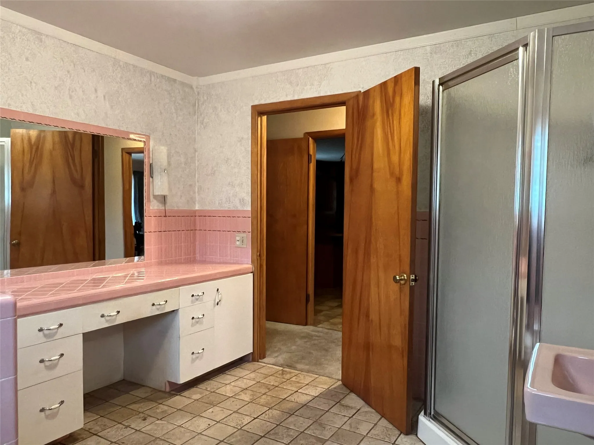 Single Family Residence For Sale in Clay County , 211 S Crockett, Henrietta, Texas 76365, 2 Bedroom, 2 Bathroom, 2 Garage spaces, 2,573 Sqft, built in 1959, Preowned, mls#21257846, Real Estate Agent in Henrietta, Homes For Sale in Clay county, Homes For Sale in Henrietta, Realtor in Henrietta Texas, Real Estate Brokerage Independent Realty Texas, Luminita Cordes Realtor