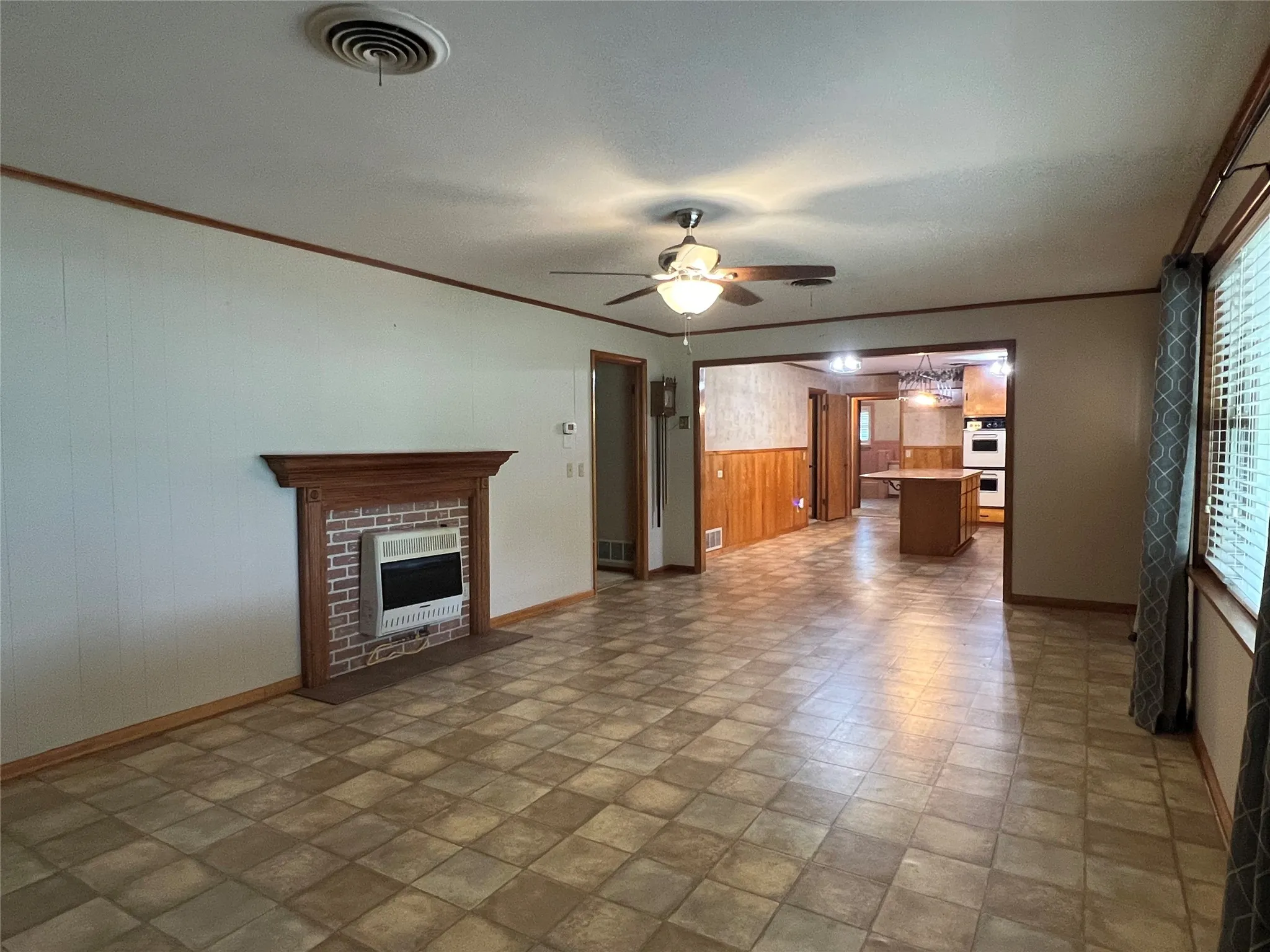 Single Family Residence For Sale in Clay County , 211 S Crockett, Henrietta, Texas 76365, 2 Bedroom, 2 Bathroom, 2 Garage spaces, 2,573 Sqft, built in 1959, Preowned, mls#21257846, Real Estate Agent in Henrietta, Homes For Sale in Clay county, Homes For Sale in Henrietta, Realtor in Henrietta Texas, Real Estate Brokerage Independent Realty Texas, Luminita Cordes Realtor