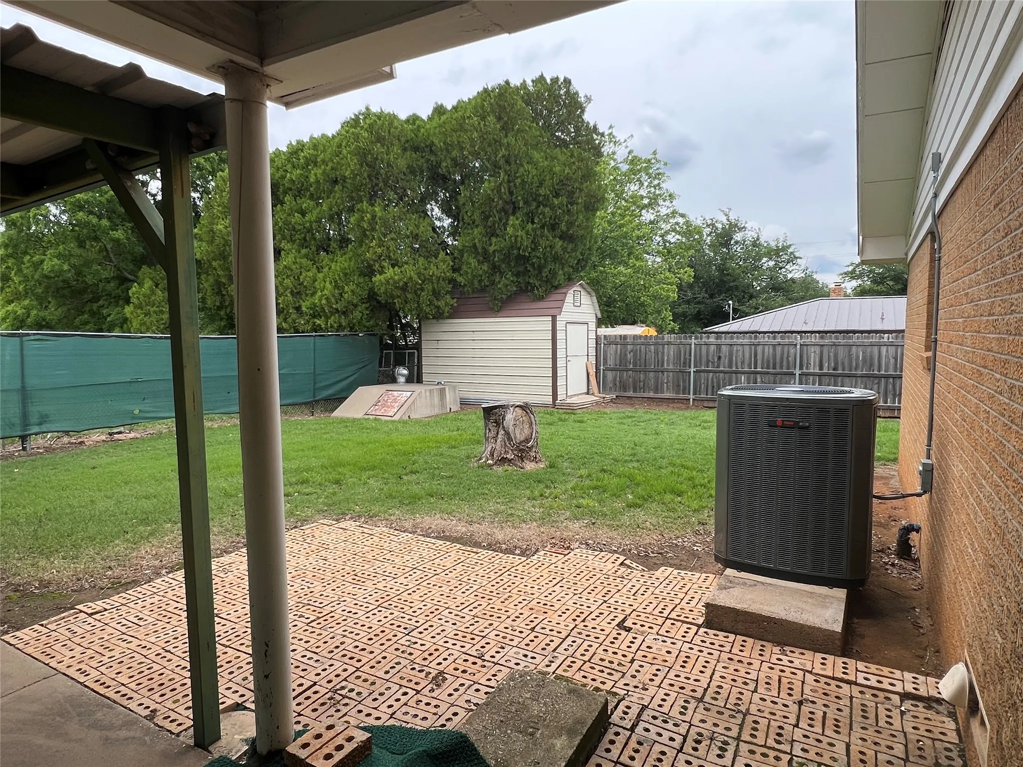 Single Family Residence For Sale in Clay County , 211 S Crockett, Henrietta, Texas 76365, 2 Bedroom, 2 Bathroom, 2 Garage spaces, 2,573 Sqft, built in 1959, Preowned, mls#21257846, Real Estate Agent in Henrietta, Homes For Sale in Clay county, Homes For Sale in Henrietta, Realtor in Henrietta Texas, Real Estate Brokerage Independent Realty Texas, Luminita Cordes Realtor