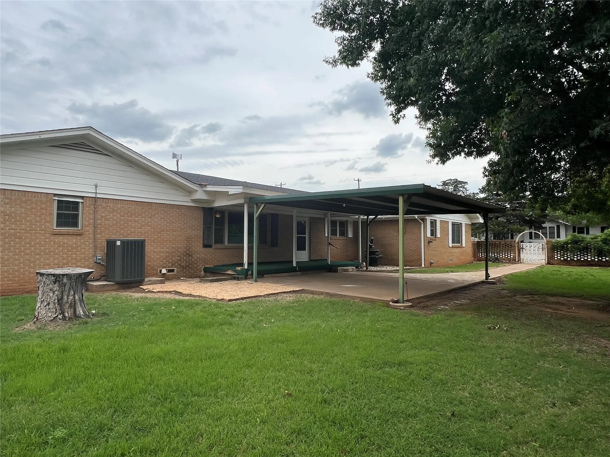 Single Family Residence For Sale in Clay County , 211 S Crockett, Henrietta, Texas 76365, 2 Bedroom, 2 Bathroom, 2 Garage spaces, 2,573 Sqft, built in 1959, Preowned, mls#21257846, Real Estate Agent in Henrietta, Homes For Sale in Clay county, Homes For Sale in Henrietta, Realtor in Henrietta Texas, Real Estate Brokerage Independent Realty Texas, Luminita Cordes Realtor