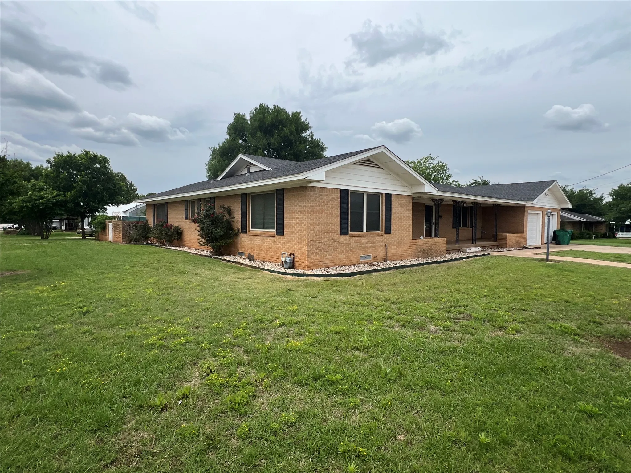 Single Family Residence For Sale in Clay County , 211 S Crockett, Henrietta, Texas 76365, 2 Bedroom, 2 Bathroom, 2 Garage spaces, 2,573 Sqft, built in 1959, Preowned, mls#21257846, Real Estate Agent in Henrietta, Homes For Sale in Clay county, Homes For Sale in Henrietta, Realtor in Henrietta Texas, Real Estate Brokerage Independent Realty Texas, Luminita Cordes Realtor