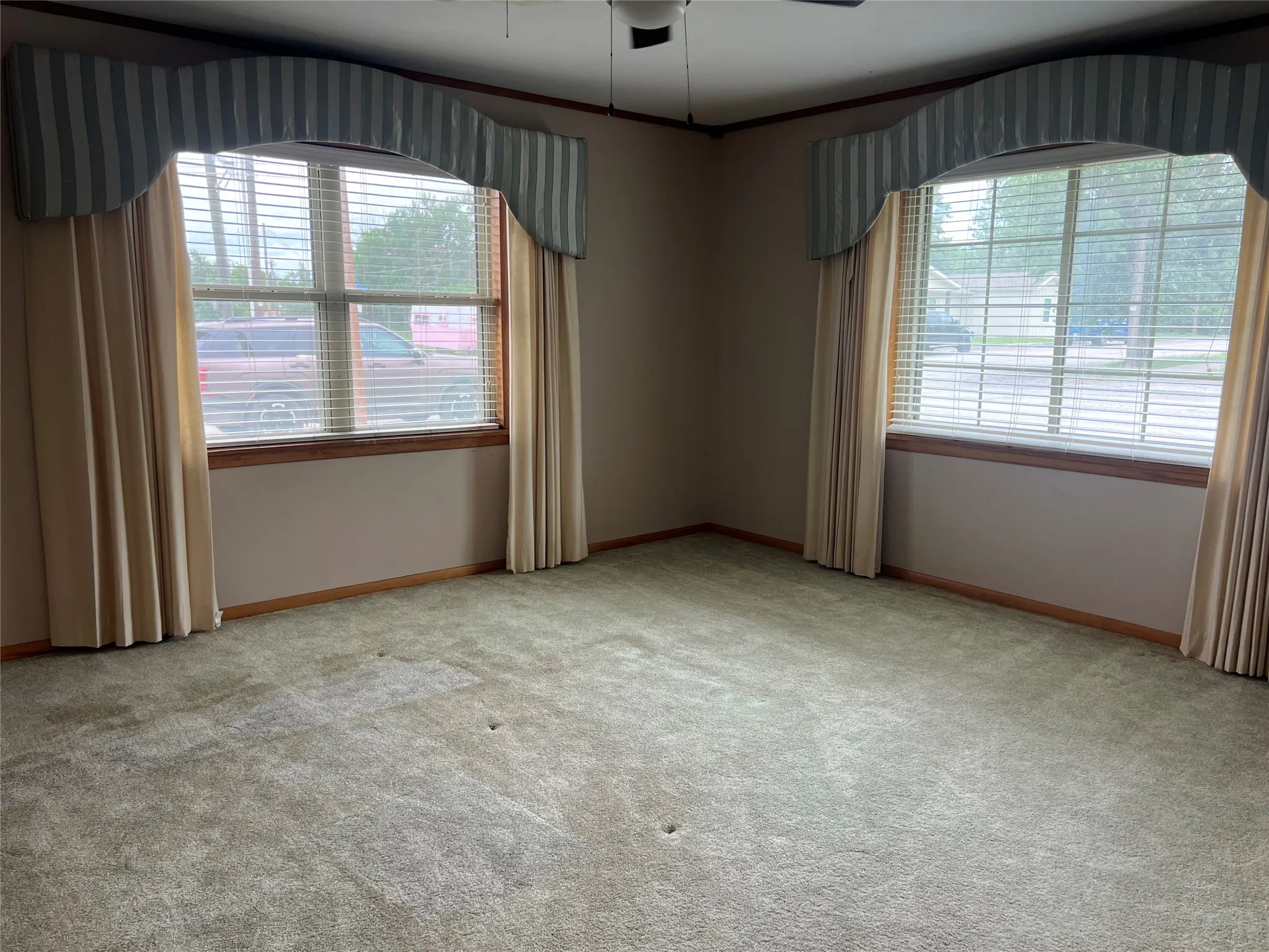 Single Family Residence For Sale in Clay County , 211 S Crockett, Henrietta, Texas 76365, 2 Bedroom, 2 Bathroom, 2 Garage spaces, 2,573 Sqft, built in 1959, Preowned, mls#21257846, Real Estate Agent in Henrietta, Homes For Sale in Clay county, Homes For Sale in Henrietta, Realtor in Henrietta Texas, Real Estate Brokerage Independent Realty Texas, Luminita Cordes Realtor