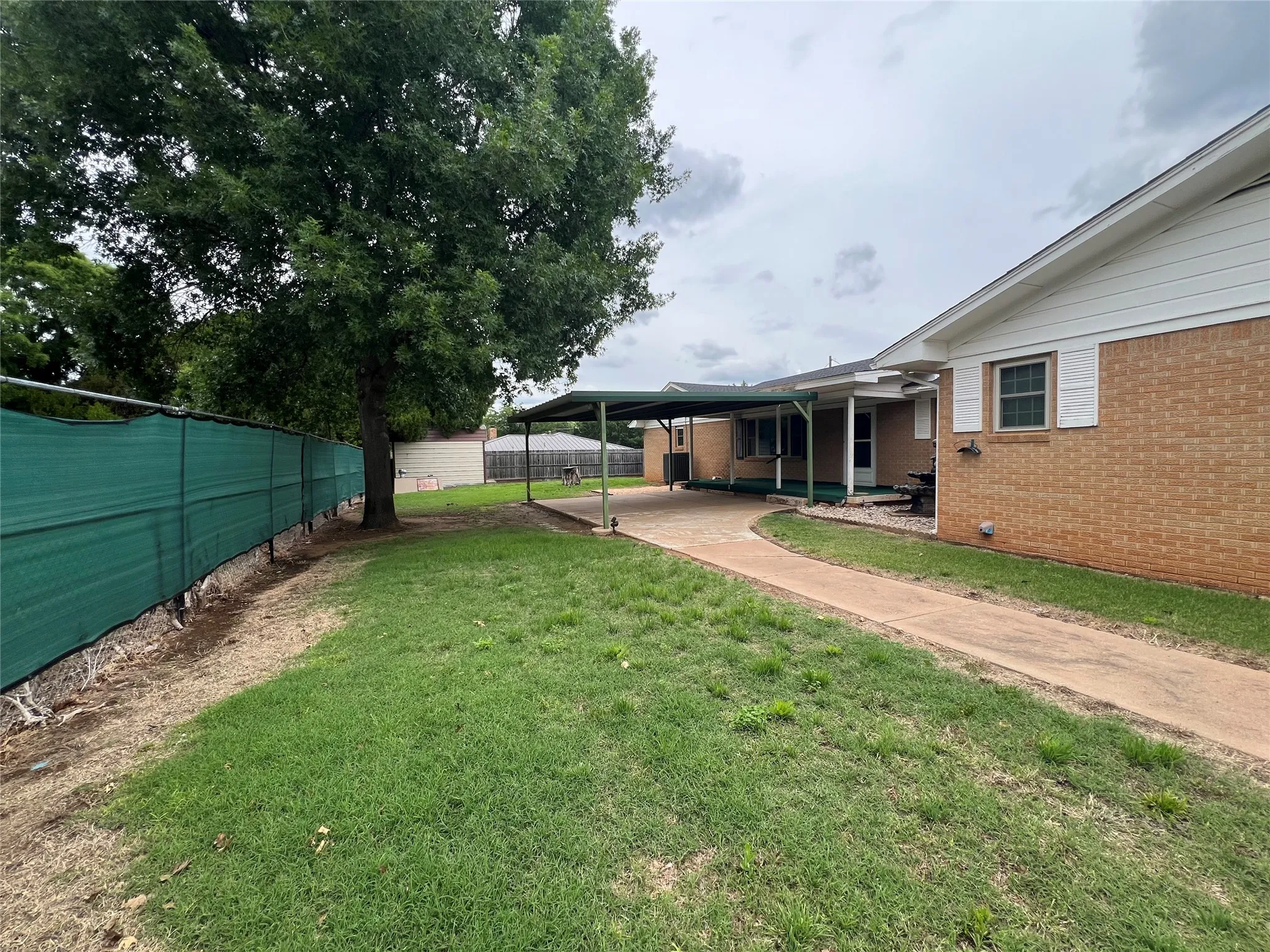 Single Family Residence For Sale in Clay County , 211 S Crockett, Henrietta, Texas 76365, 2 Bedroom, 2 Bathroom, 2 Garage spaces, 2,573 Sqft, built in 1959, Preowned, mls#21257846, Real Estate Agent in Henrietta, Homes For Sale in Clay county, Homes For Sale in Henrietta, Realtor in Henrietta Texas, Real Estate Brokerage Independent Realty Texas, Luminita Cordes Realtor