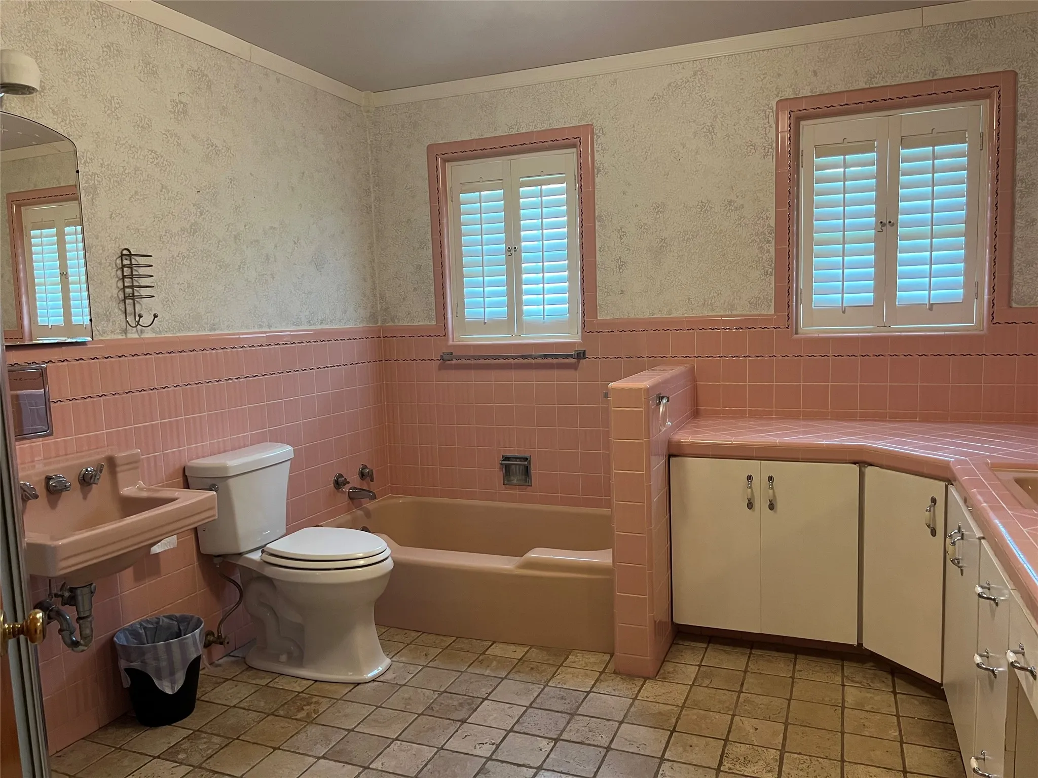 Single Family Residence For Sale in Clay County , 211 S Crockett, Henrietta, Texas 76365, 2 Bedroom, 2 Bathroom, 2 Garage spaces, 2,573 Sqft, built in 1959, Preowned, mls#21257846, Real Estate Agent in Henrietta, Homes For Sale in Clay county, Homes For Sale in Henrietta, Realtor in Henrietta Texas, Real Estate Brokerage Independent Realty Texas, Luminita Cordes Realtor