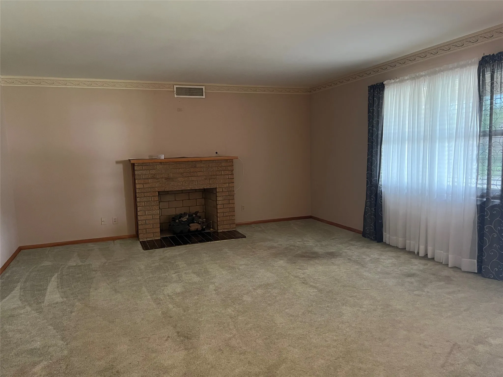 Single Family Residence For Sale in Clay County , 211 S Crockett, Henrietta, Texas 76365, 2 Bedroom, 2 Bathroom, 2 Garage spaces, 2,573 Sqft, built in 1959, Preowned, mls#21257846, Real Estate Agent in Henrietta, Homes For Sale in Clay county, Homes For Sale in Henrietta, Realtor in Henrietta Texas, Real Estate Brokerage Independent Realty Texas, Luminita Cordes Realtor