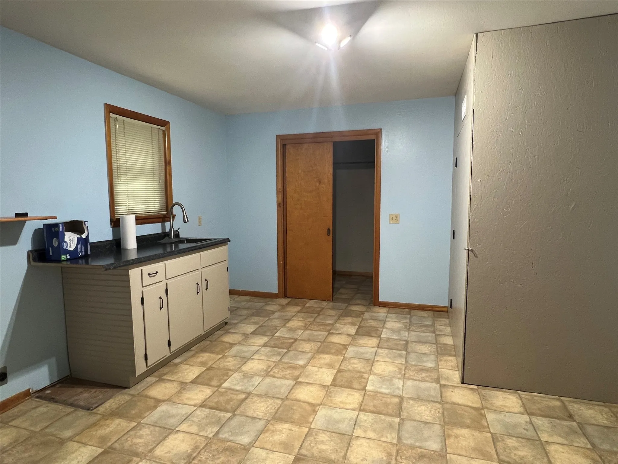 Single Family Residence For Sale in Clay County , 211 S Crockett, Henrietta, Texas 76365, 2 Bedroom, 2 Bathroom, 2 Garage spaces, 2,573 Sqft, built in 1959, Preowned, mls#21257846, Real Estate Agent in Henrietta, Homes For Sale in Clay county, Homes For Sale in Henrietta, Realtor in Henrietta Texas, Real Estate Brokerage Independent Realty Texas, Luminita Cordes Realtor