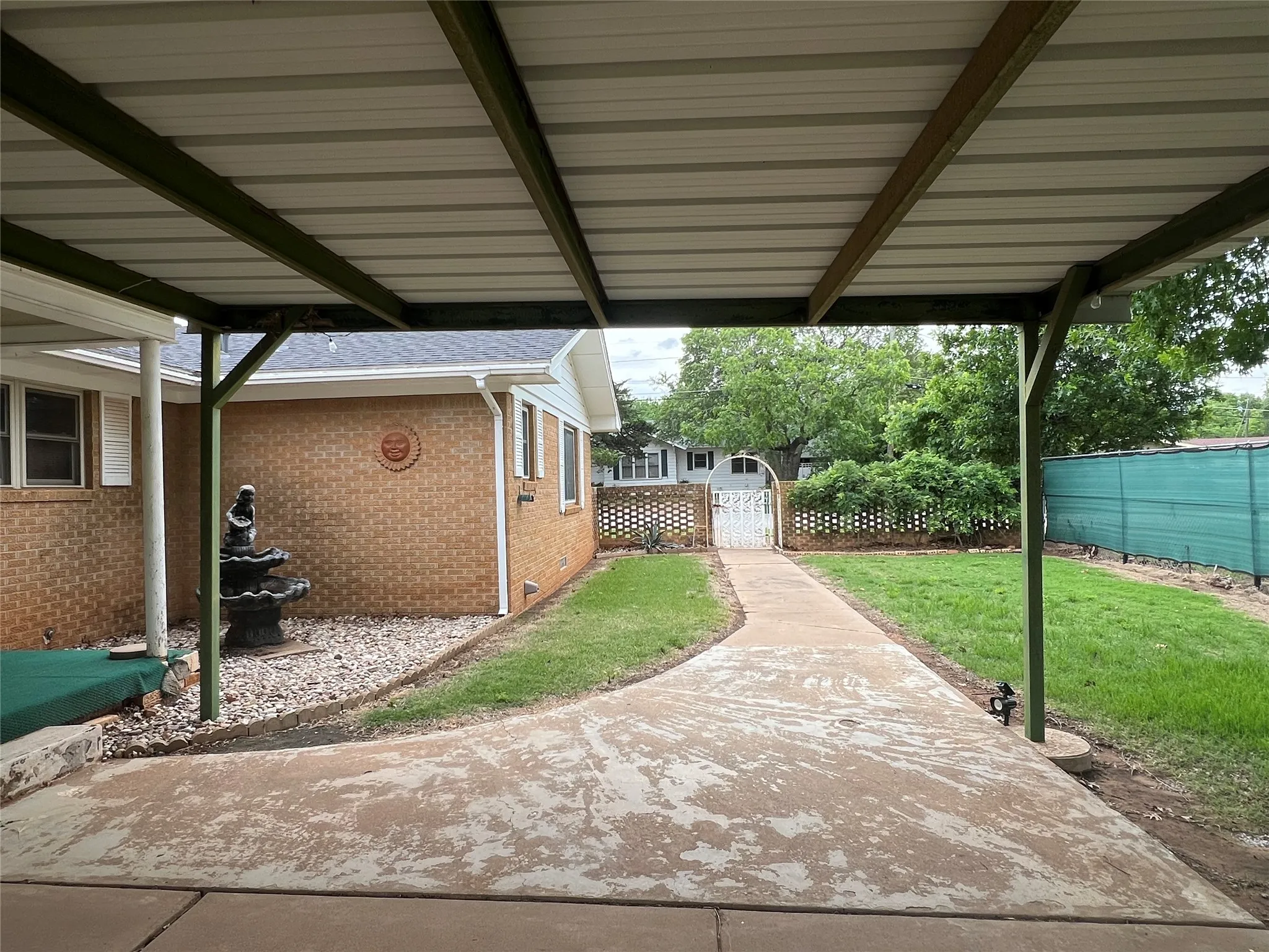 Single Family Residence For Sale in Clay County , 211 S Crockett, Henrietta, Texas 76365, 2 Bedroom, 2 Bathroom, 2 Garage spaces, 2,573 Sqft, built in 1959, Preowned, mls#21257846, Real Estate Agent in Henrietta, Homes For Sale in Clay county, Homes For Sale in Henrietta, Realtor in Henrietta Texas, Real Estate Brokerage Independent Realty Texas, Luminita Cordes Realtor