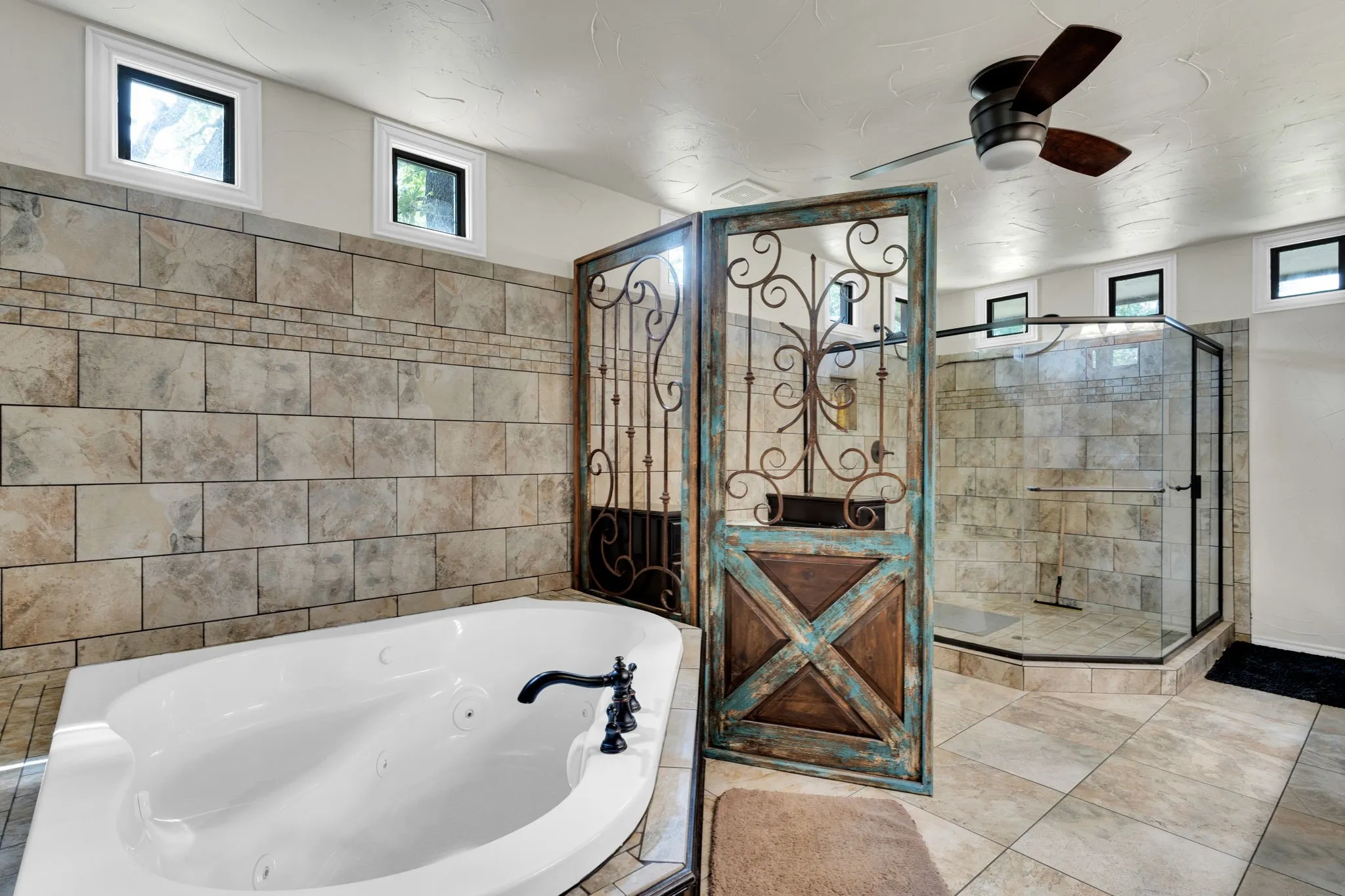 Single Family Residence For Sale in Hood County , 5102 Largo Drive, De Cordova, Texas 76049, 4 Bedroom, 4 Bathroom, 2 Garage spaces, 3,158 Sqft, built in 1976, mls#21257774, Real Estate Agent in De Cordova, Homes For Sale in Hood county, Homes For Sale in De Cordova, Realtor in De Cordova Texas, Real Estate Brokerage Independent Realty Texas, Luminita Cordes Realtor