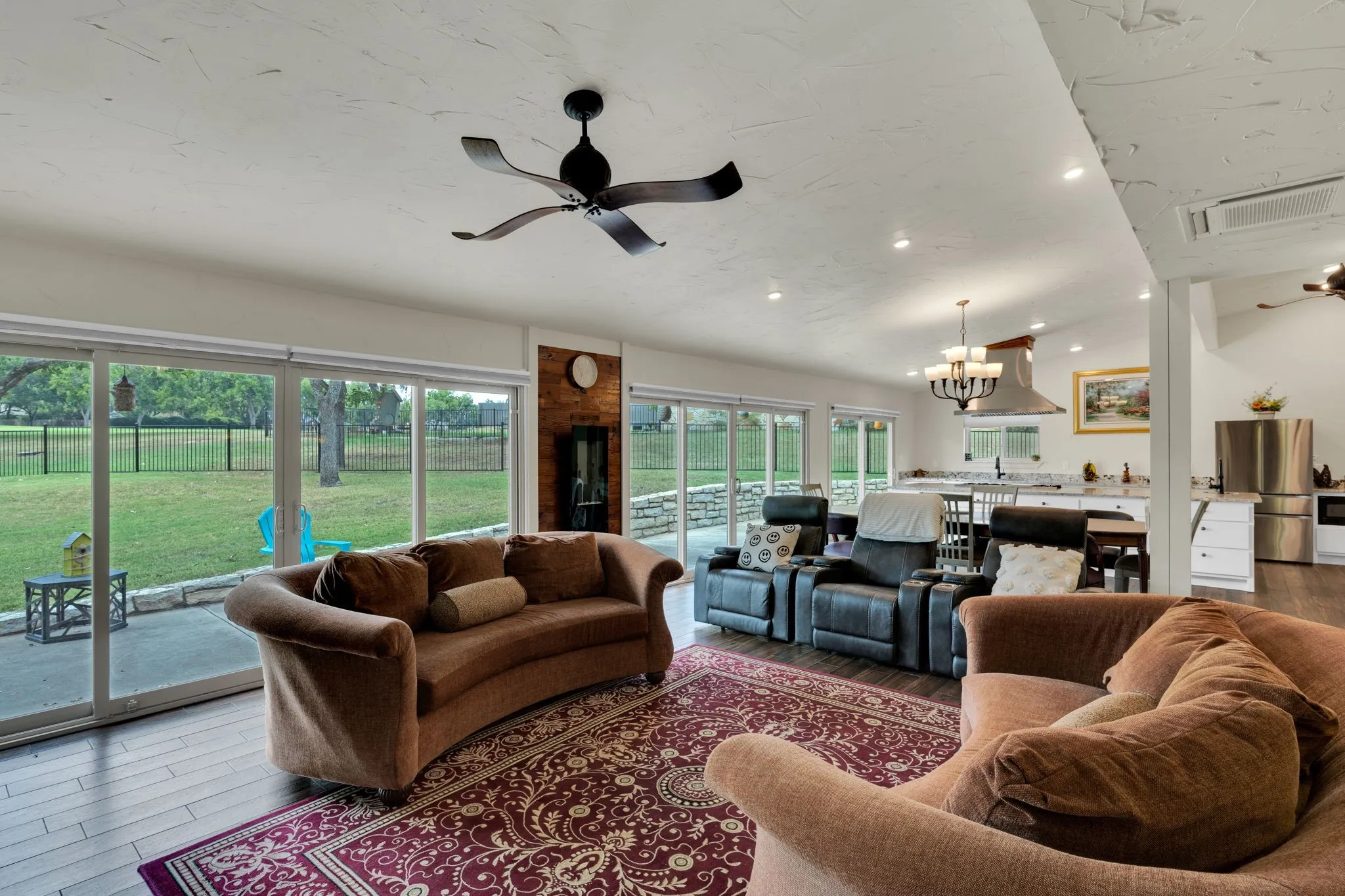 Single Family Residence For Sale in Hood County , 5102 Largo Drive, De Cordova, Texas 76049, 4 Bedroom, 4 Bathroom, 2 Garage spaces, 3,158 Sqft, built in 1976, mls#21257774, Real Estate Agent in De Cordova, Homes For Sale in Hood county, Homes For Sale in De Cordova, Realtor in De Cordova Texas, Real Estate Brokerage Independent Realty Texas, Luminita Cordes Realtor