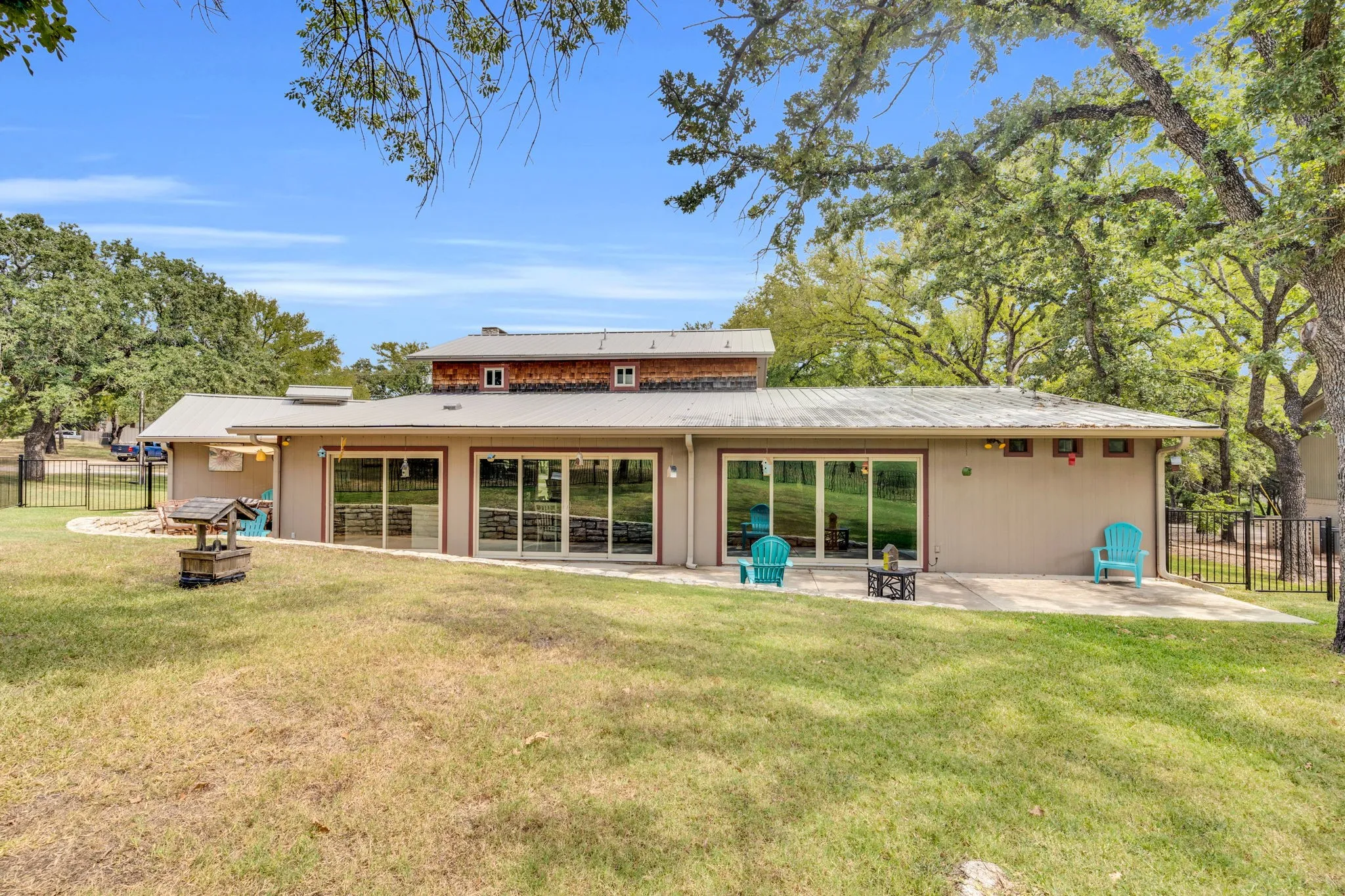Single Family Residence For Sale in Hood County , 5102 Largo Drive, De Cordova, Texas 76049, 4 Bedroom, 4 Bathroom, 2 Garage spaces, 3,158 Sqft, built in 1976, mls#21257774, Real Estate Agent in De Cordova, Homes For Sale in Hood county, Homes For Sale in De Cordova, Realtor in De Cordova Texas, Real Estate Brokerage Independent Realty Texas, Luminita Cordes Realtor
