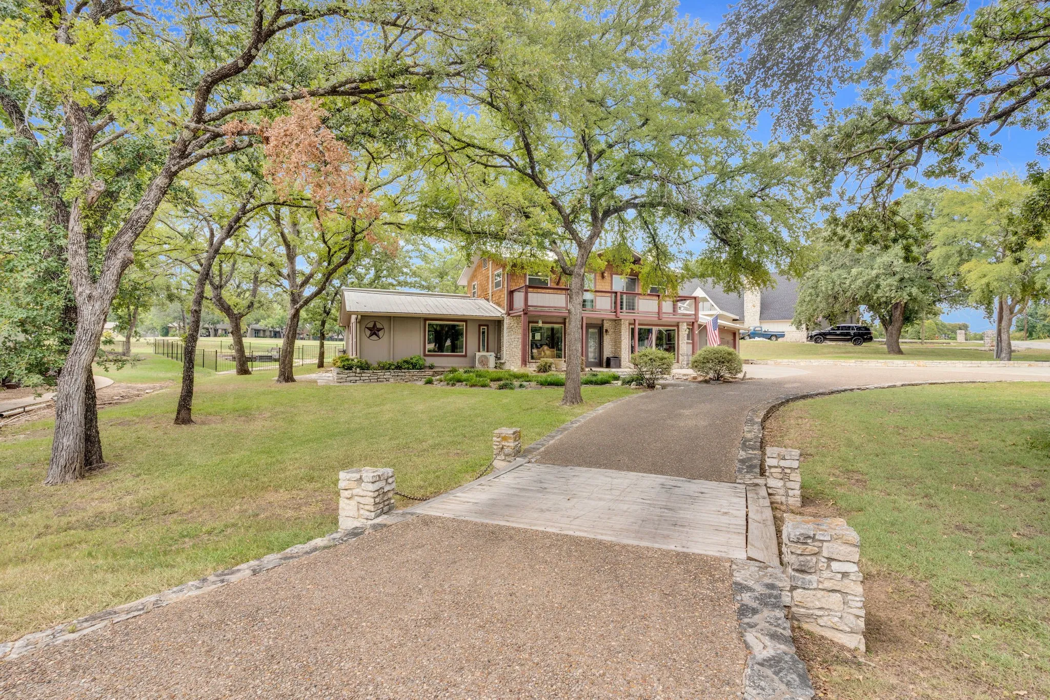 Single Family Residence For Sale in Hood County , 5102 Largo Drive, De Cordova, Texas 76049, 4 Bedroom, 4 Bathroom, 2 Garage spaces, 3,158 Sqft, built in 1976, mls#21257774, Real Estate Agent in De Cordova, Homes For Sale in Hood county, Homes For Sale in De Cordova, Realtor in De Cordova Texas, Real Estate Brokerage Independent Realty Texas, Luminita Cordes Realtor