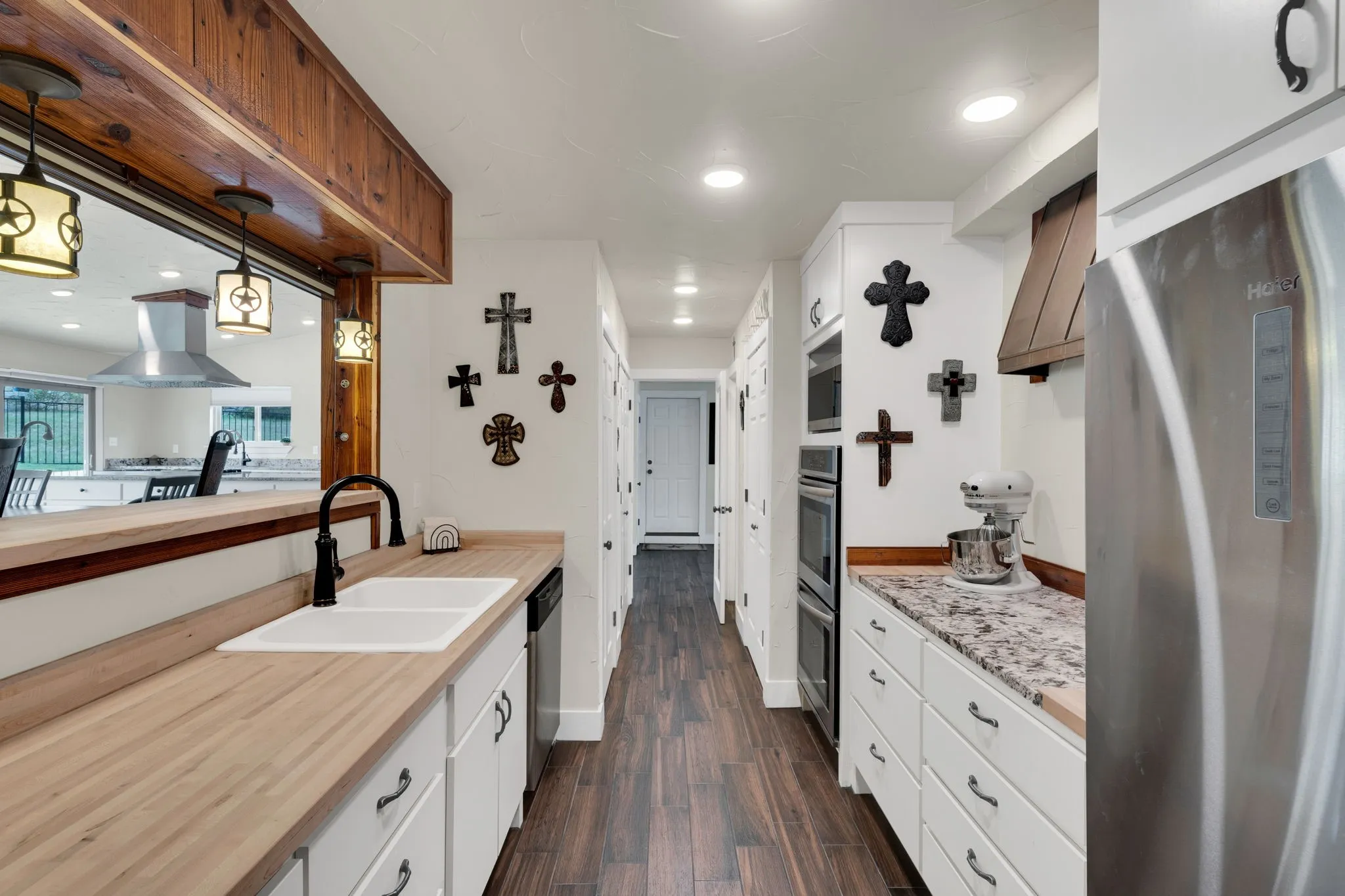 Single Family Residence For Sale in Hood County , 5102 Largo Drive, De Cordova, Texas 76049, 4 Bedroom, 4 Bathroom, 2 Garage spaces, 3,158 Sqft, built in 1976, mls#21257774, Real Estate Agent in De Cordova, Homes For Sale in Hood county, Homes For Sale in De Cordova, Realtor in De Cordova Texas, Real Estate Brokerage Independent Realty Texas, Luminita Cordes Realtor