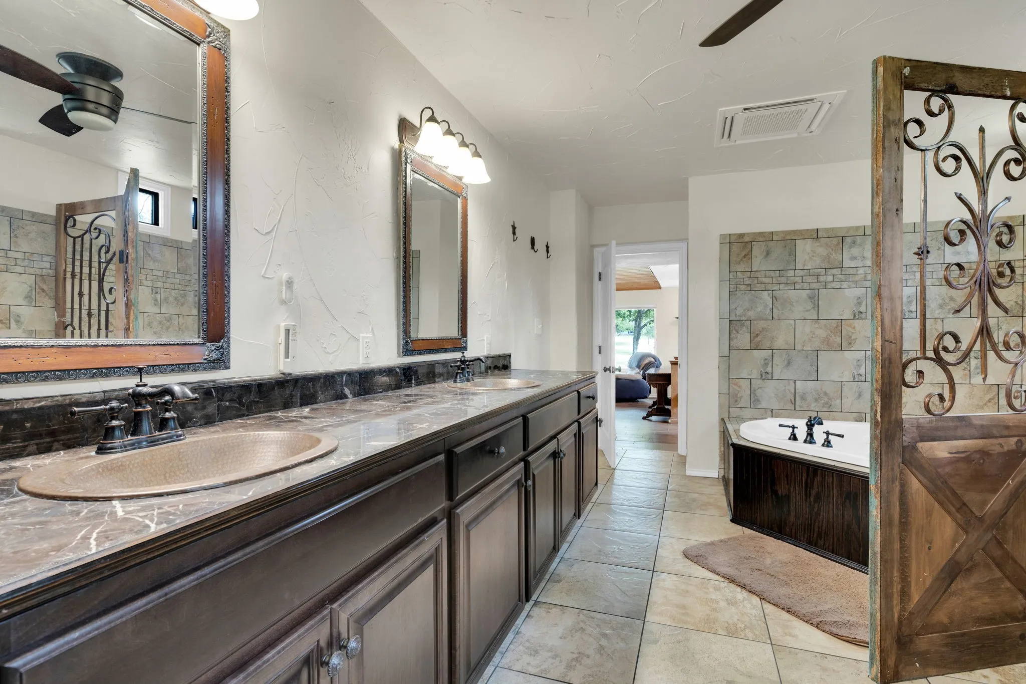Single Family Residence For Sale in Hood County , 5102 Largo Drive, De Cordova, Texas 76049, 4 Bedroom, 4 Bathroom, 2 Garage spaces, 3,158 Sqft, built in 1976, mls#21257774, Real Estate Agent in De Cordova, Homes For Sale in Hood county, Homes For Sale in De Cordova, Realtor in De Cordova Texas, Real Estate Brokerage Independent Realty Texas, Luminita Cordes Realtor