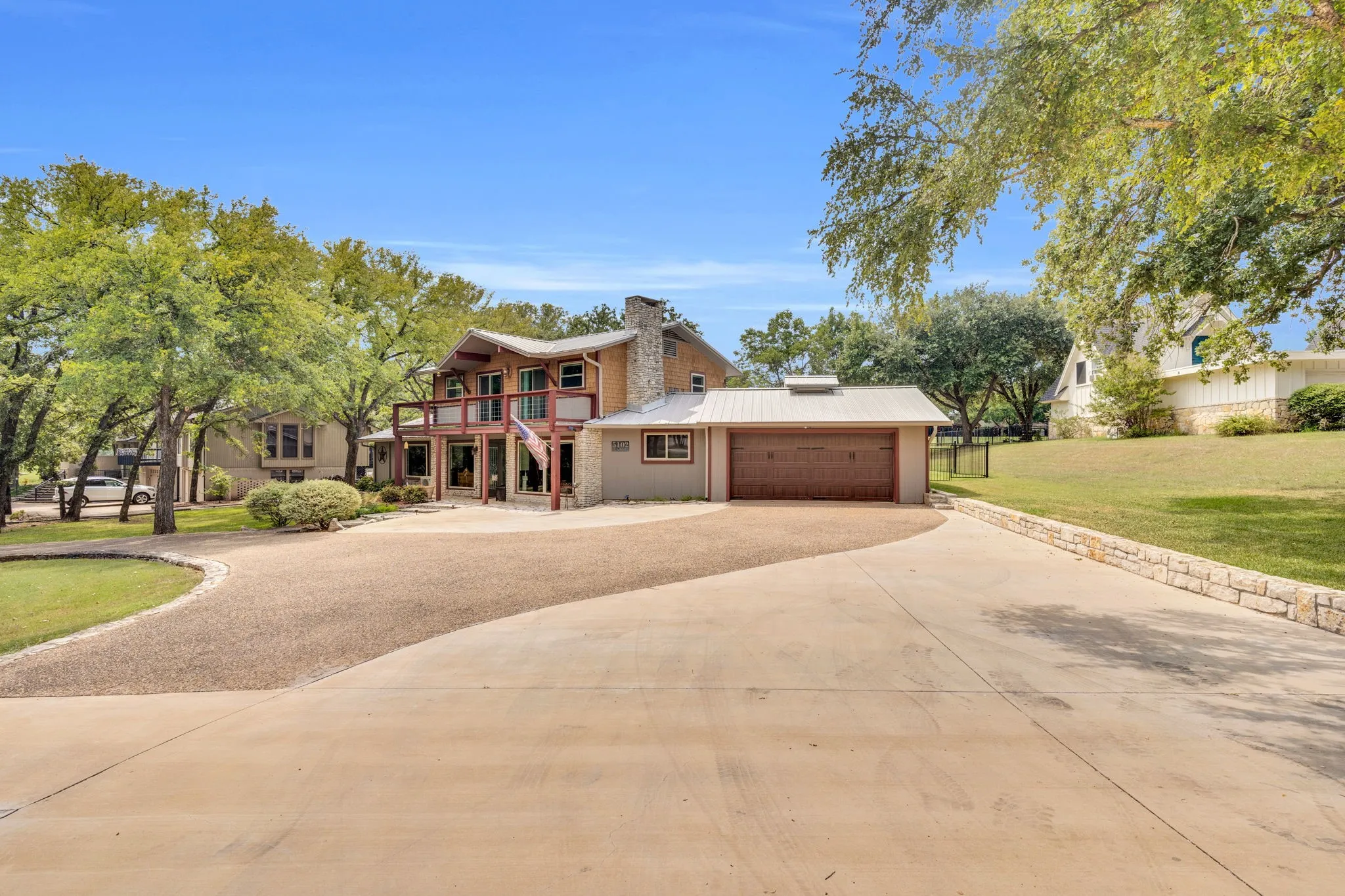 Single Family Residence For Sale in Hood County , 5102 Largo Drive, De Cordova, Texas 76049, 4 Bedroom, 4 Bathroom, 2 Garage spaces, 3,158 Sqft, built in 1976, mls#21257774, Real Estate Agent in De Cordova, Homes For Sale in Hood county, Homes For Sale in De Cordova, Realtor in De Cordova Texas, Real Estate Brokerage Independent Realty Texas, Luminita Cordes Realtor