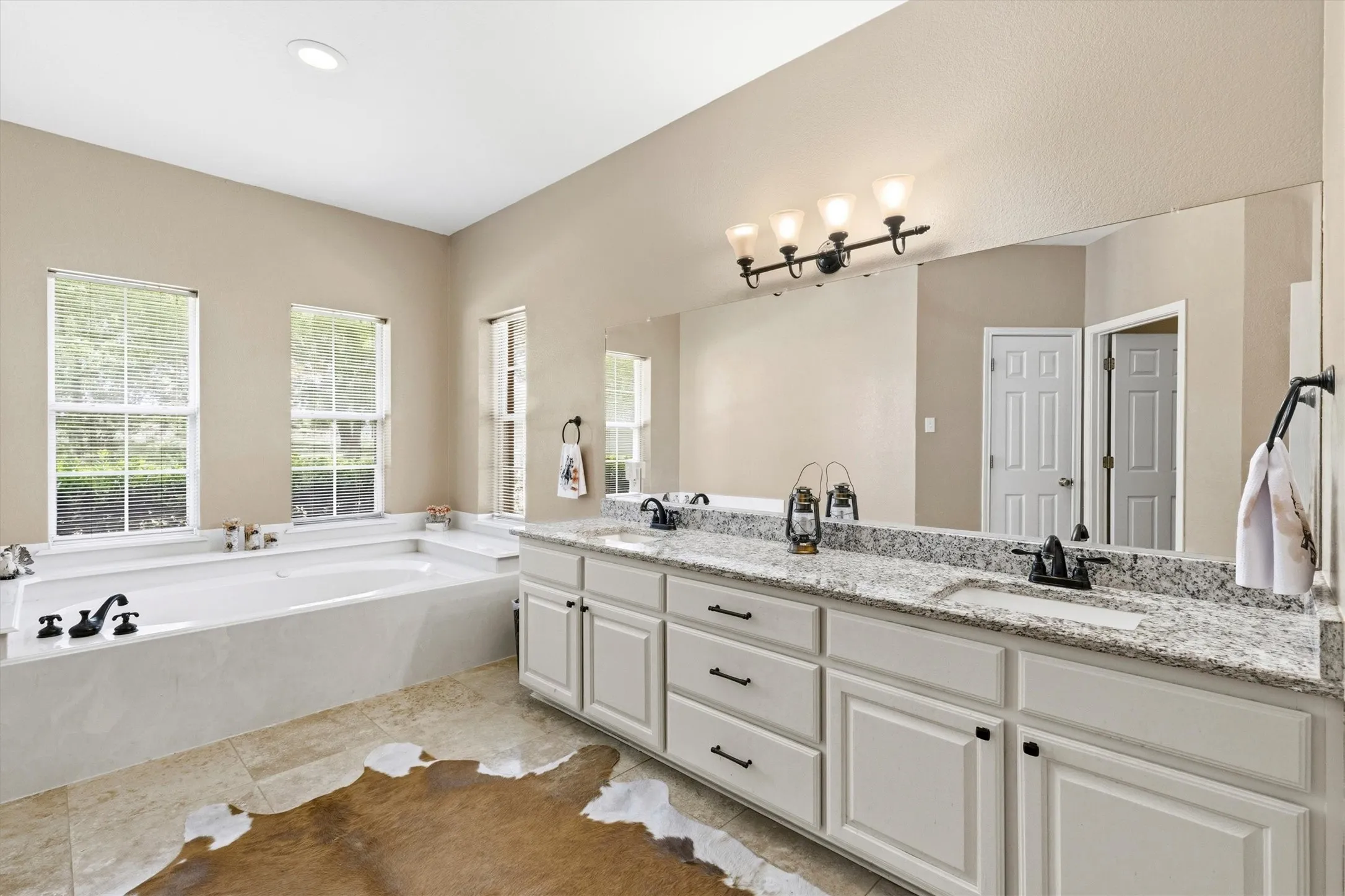 Primary bath - Jacuzzi Tub- Tile flooring